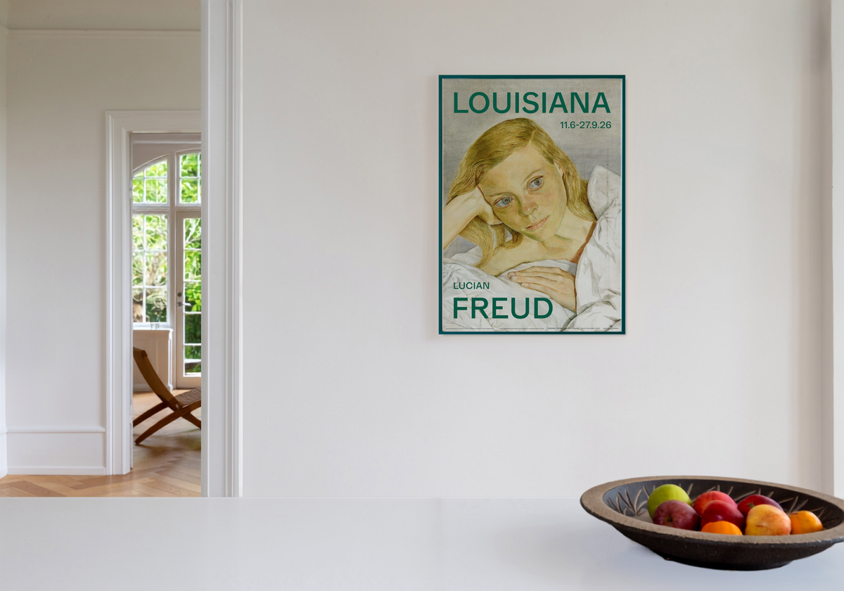 A1 ramme i egetræ i grøn hængende i et hjem med en Louisiana plakat