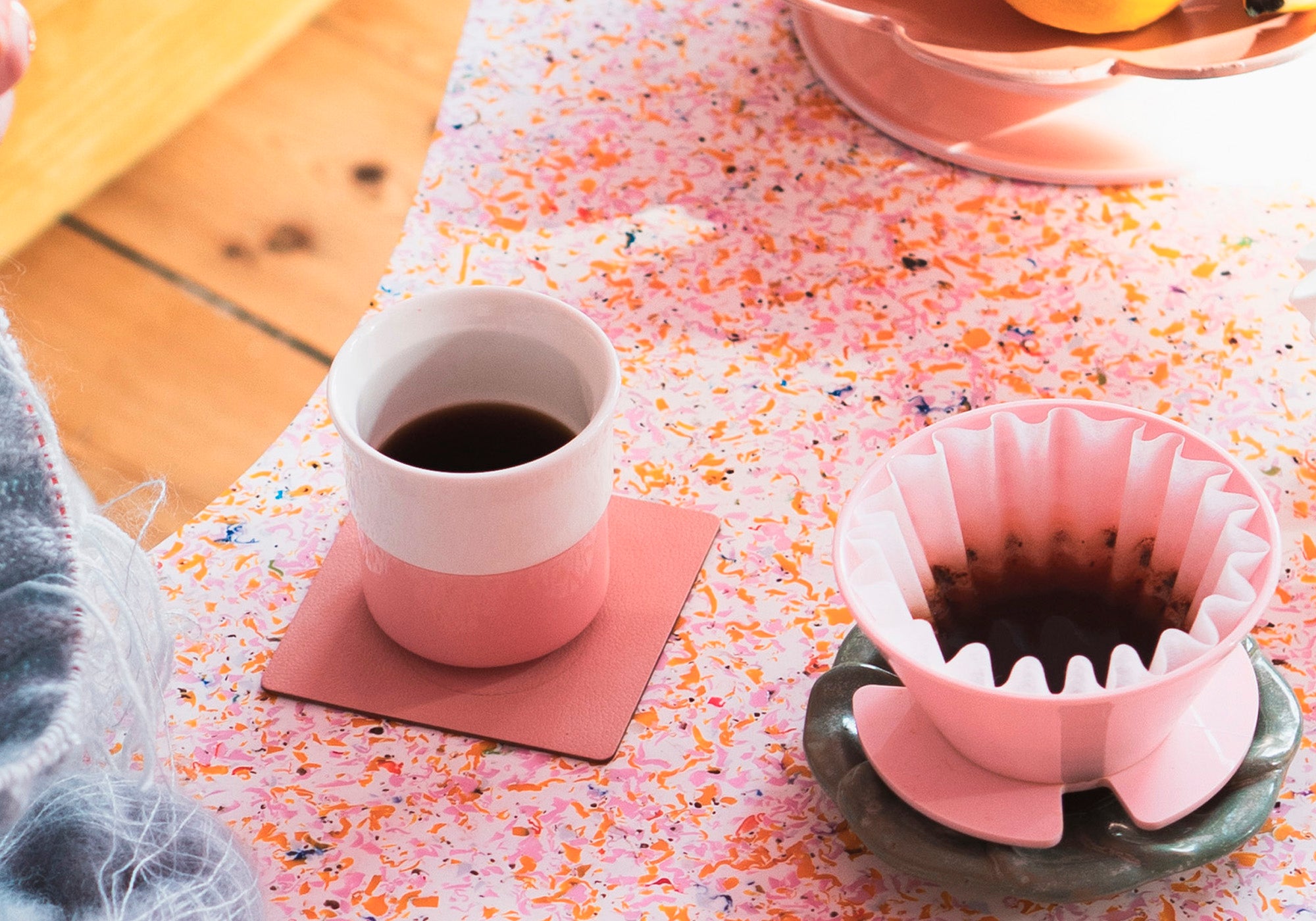 Kaffefilter og April Brewer i pink stylet på bord. April Coffee Roasters.