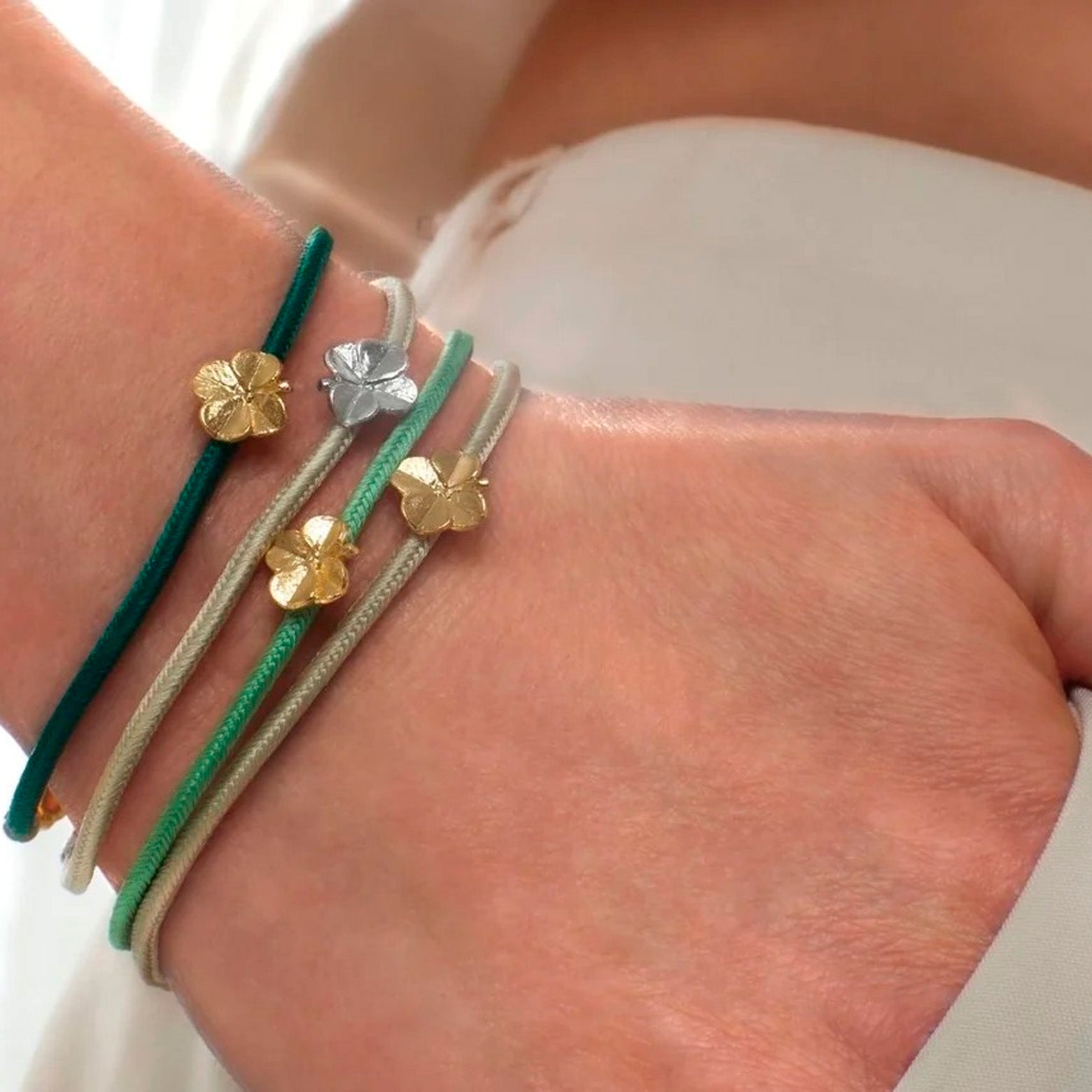 Four-leaf clover silk bracelet light green 16.5 cm