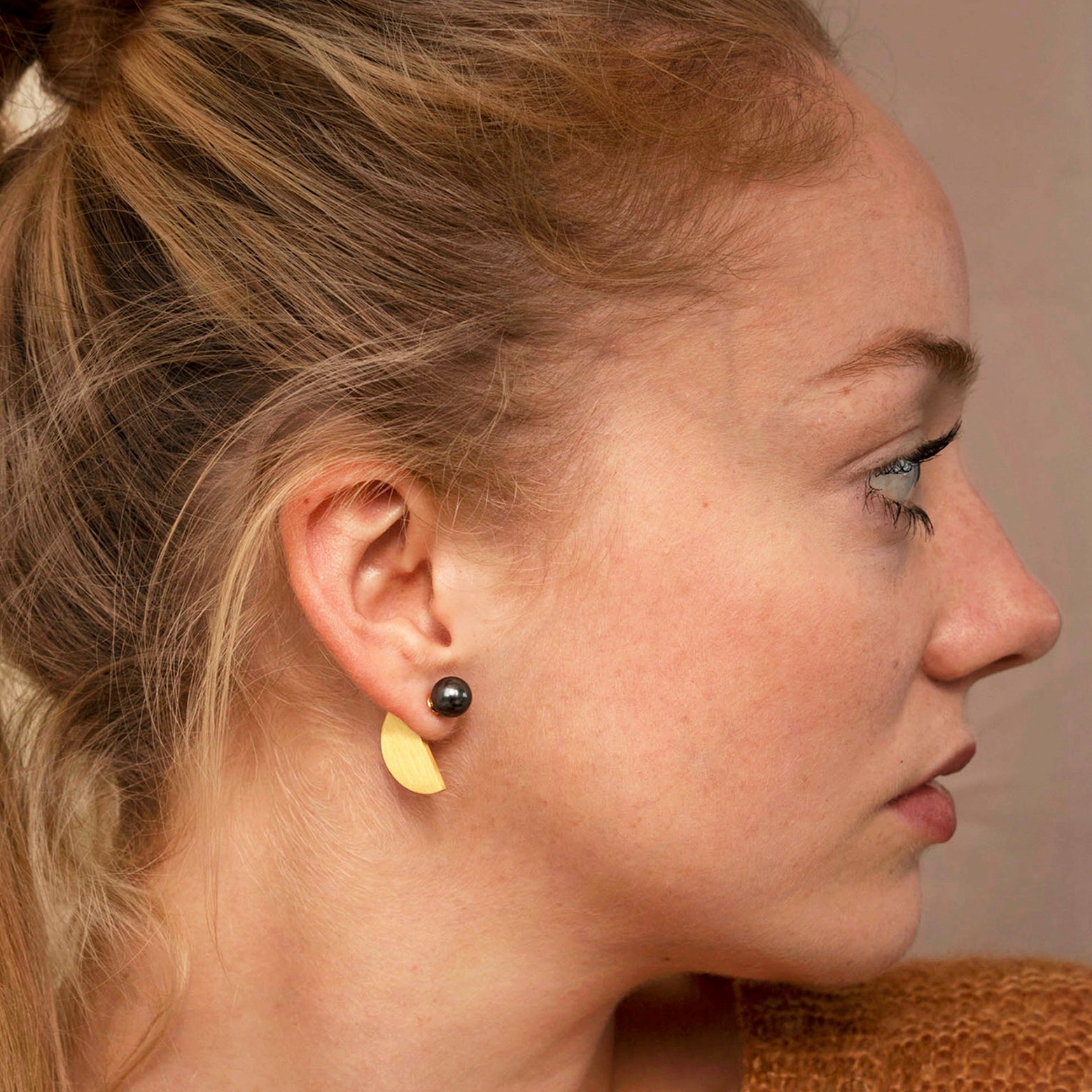 Half circle earring gold with pearl