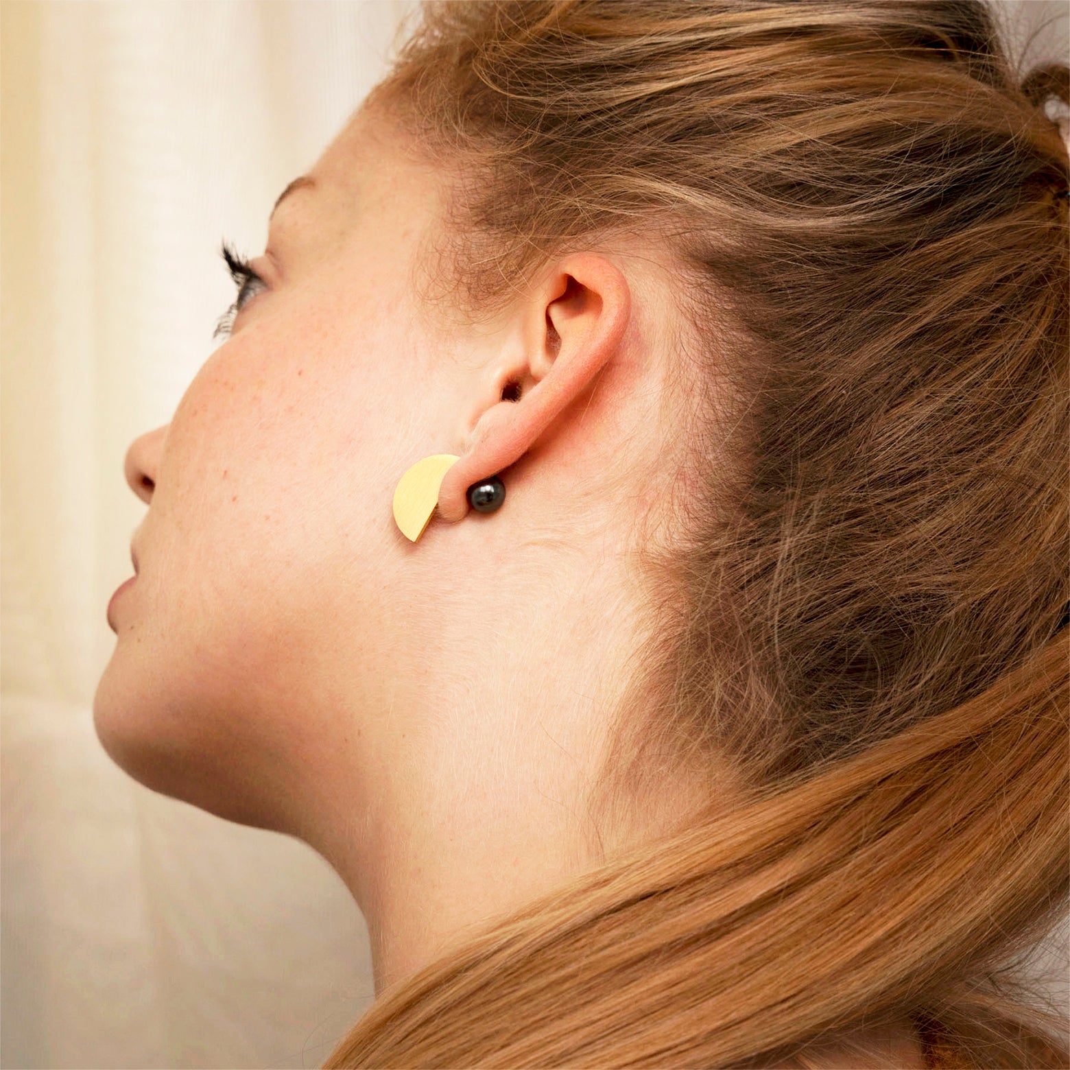 Half circle earring gold with pearl