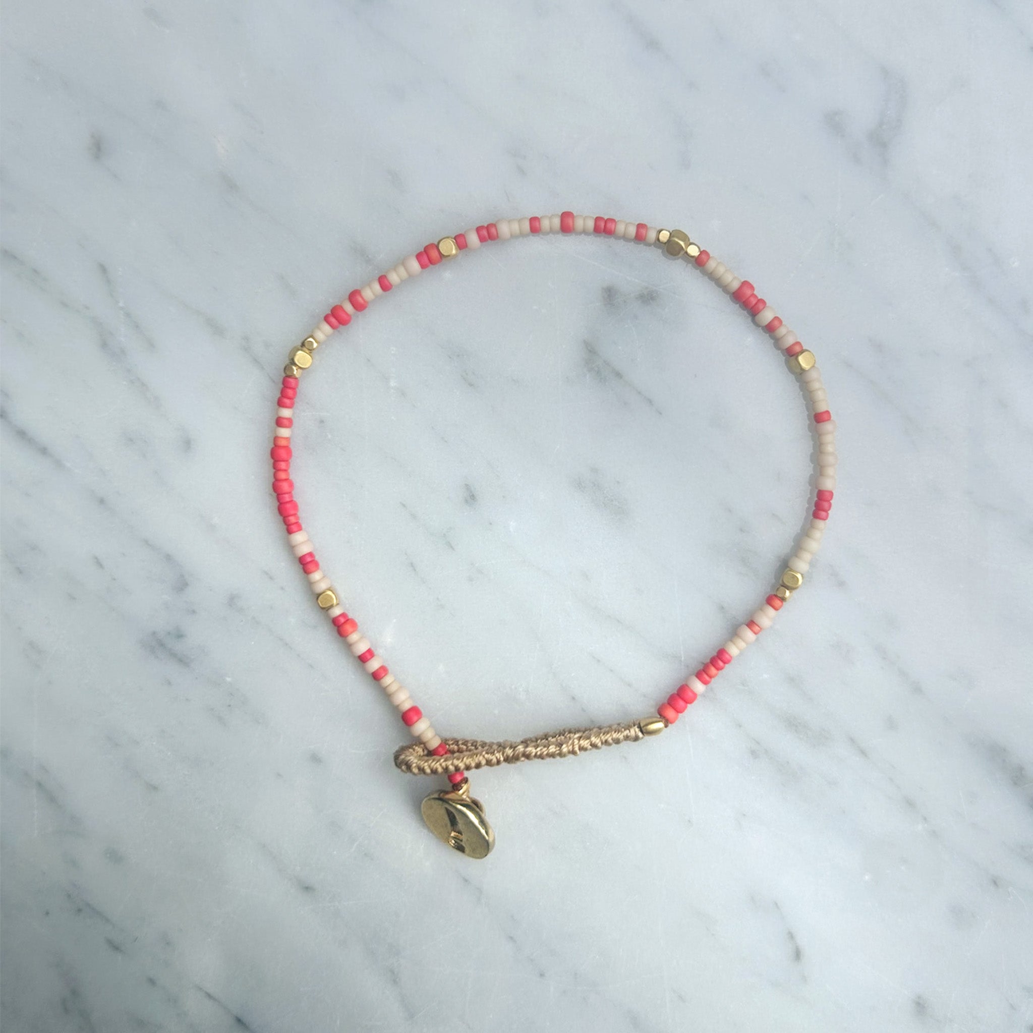 Armbånd Lulu Raindrop af Ibu Jewles håndlavet med perler af hvid og rosa. Louisiana Museum of Modern Art