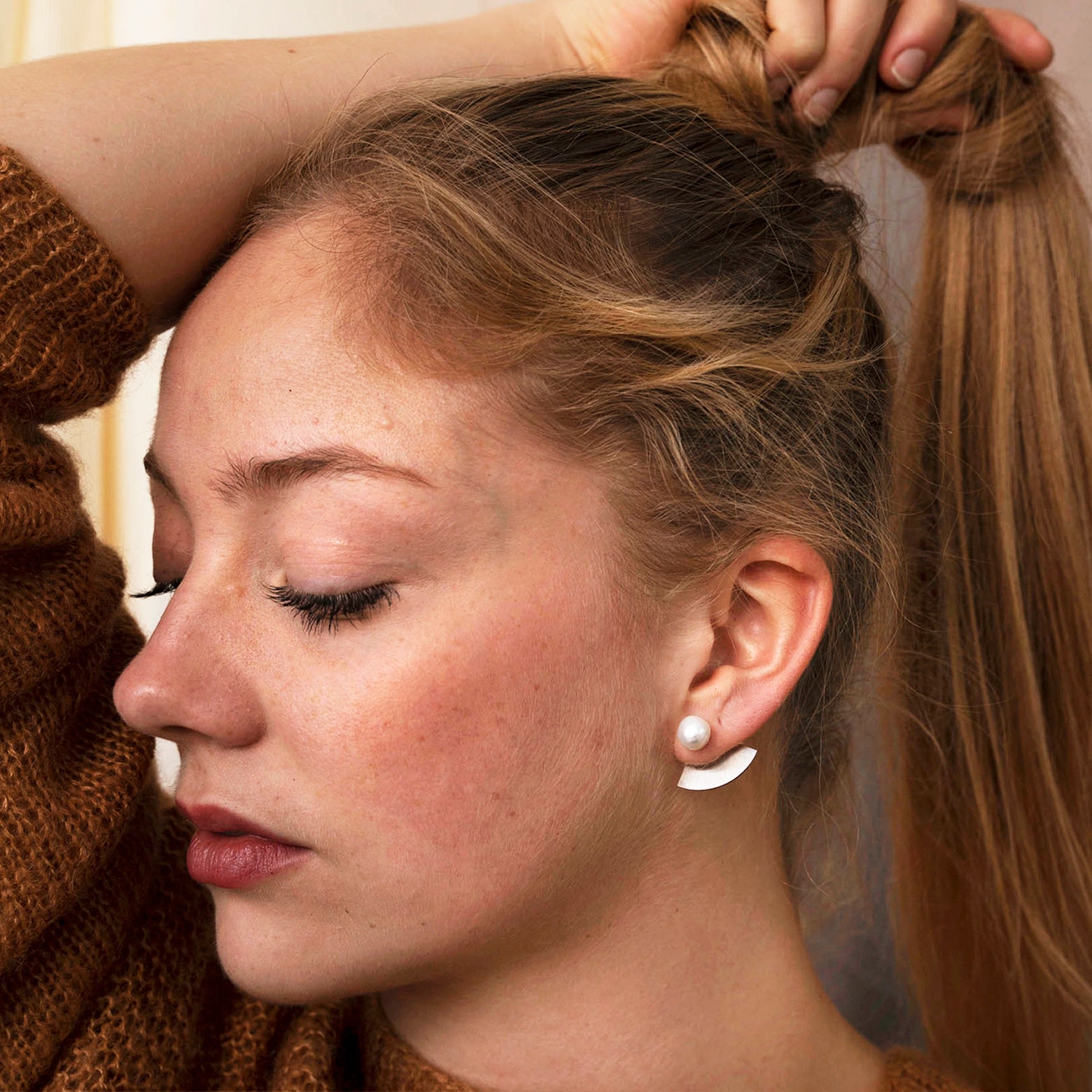 Quarter circle earring with pearl