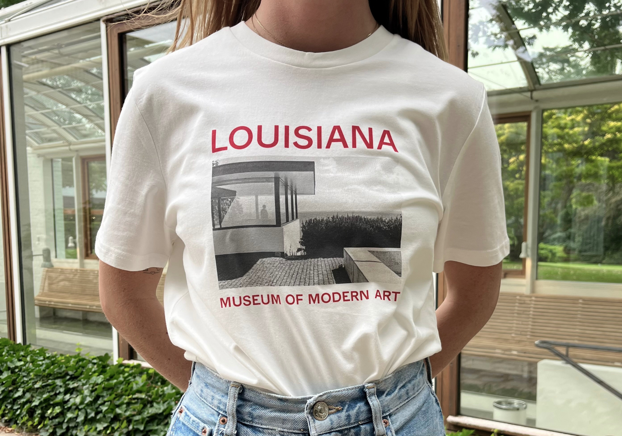 Louisiana T-shirt – Arkitektur med et sort/hvidt fotografi af The Panorama Room in the South Wing overlooking Øresund, taget af fotograf Ulrik Jantzen i 2015 på Louisiana Museum of Modern Art.