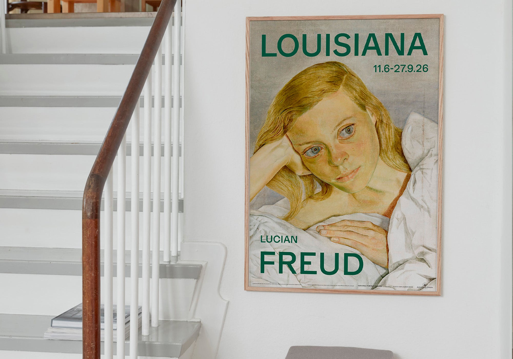 Kunstplakat med Lucian Freuds værk Girl in Bed i ramme stylet på væg i hjem. Louisiana Museum of Modern Art, 2026.