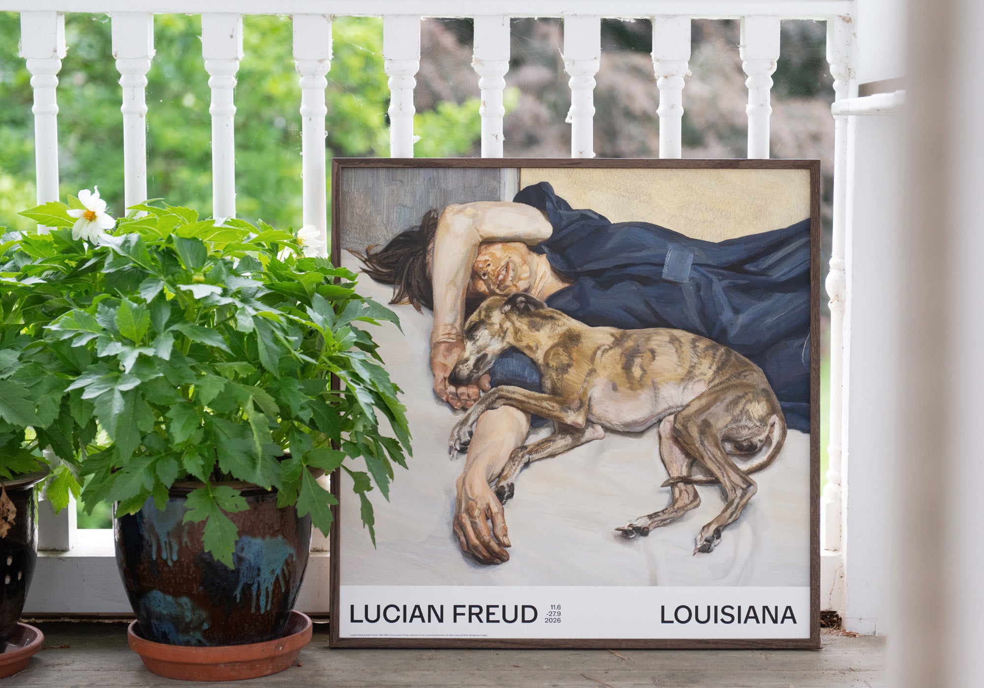 Kunstplakat med refleksfri indramning i røget eg med Lucian Freuds værk Double Portrait stylet i Louisianas interiør. Louisiana Museum of Modern Art.