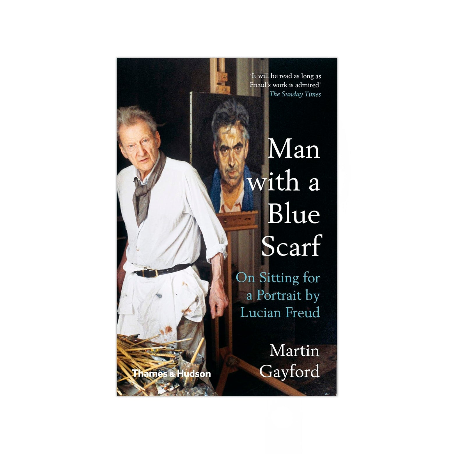 Forside af Man with a Blue Scarf - en række nærbilleder af Lucian Freud i arbejde og i samtaler på restauranter, i taxaer og i hans atelier. Udgivet af Thames & Hudson