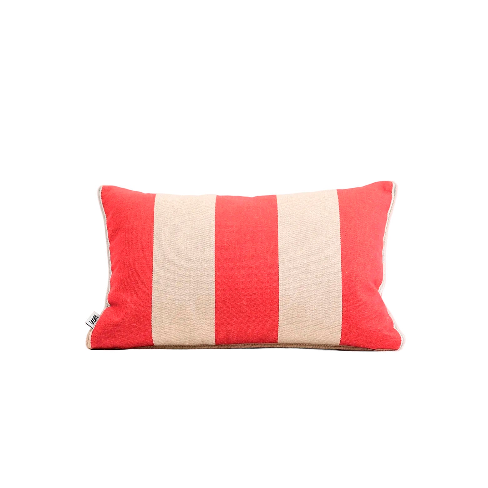 Håndsyet pude i røde og beige striber fra det norske designbrand Matre. 40 x 60 cm