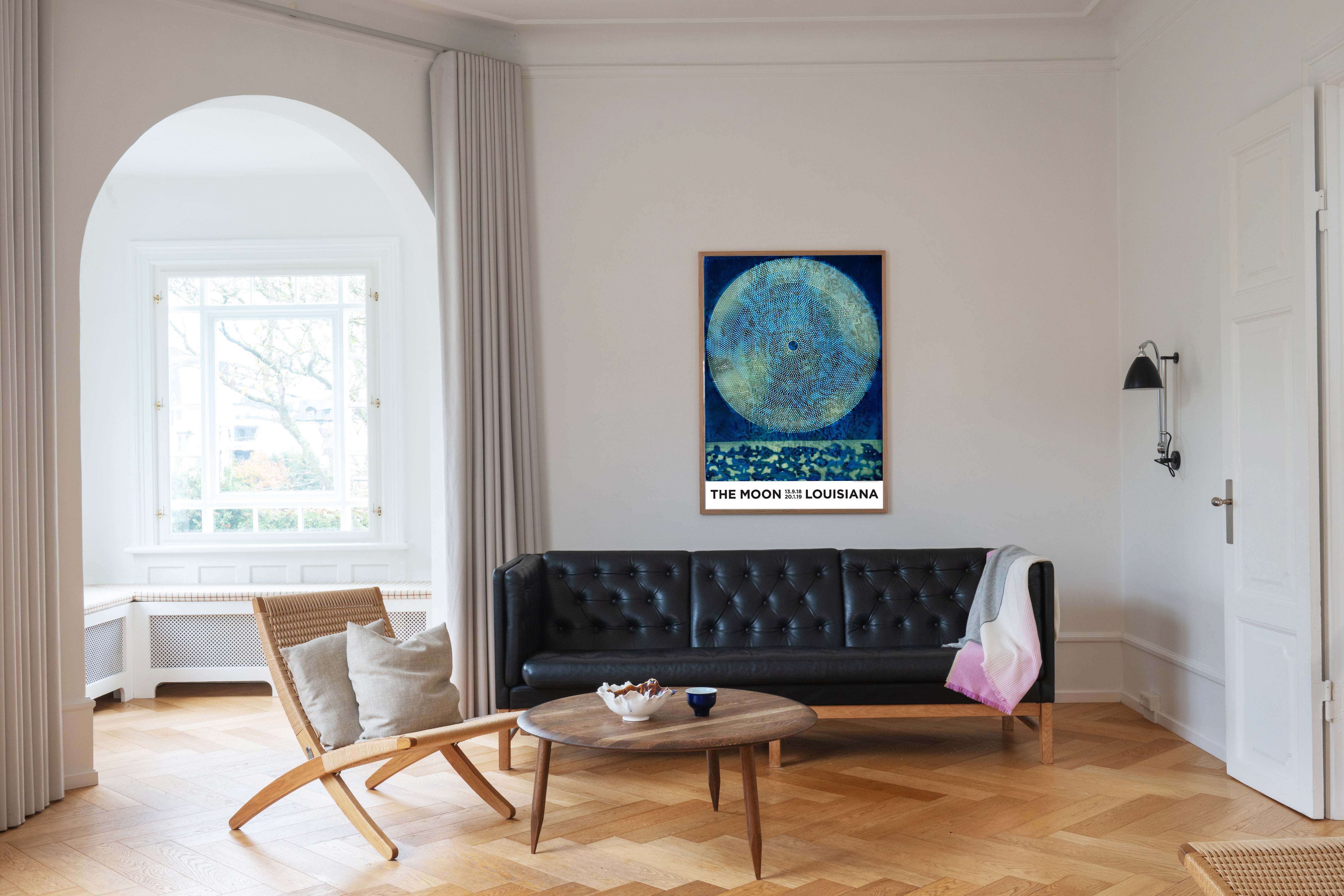 Kunstplakat i refleksfri indramning med Max Ernst værk Naissance d'une Galaxie - en galakses fødsel. Stylet i ramme på væg. Louisiana Museum of Modern art.