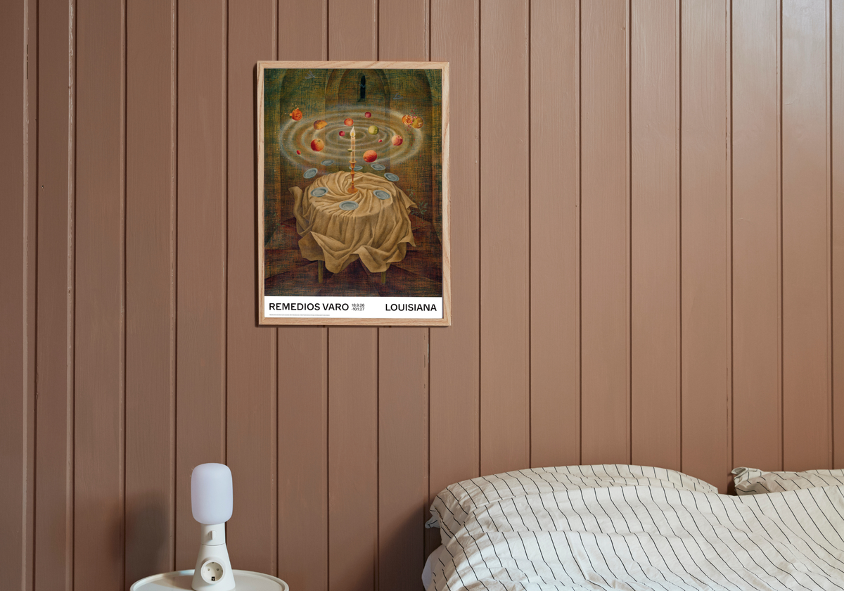plakat med værket Naturaleza muerta resucitando (Stilleben kommer til live igen), 1963, af Remedios Varo, udgivet i forbindelse med udtilling på Louisiana Museum of Modern Art. Med refleksfri indramning uden glans