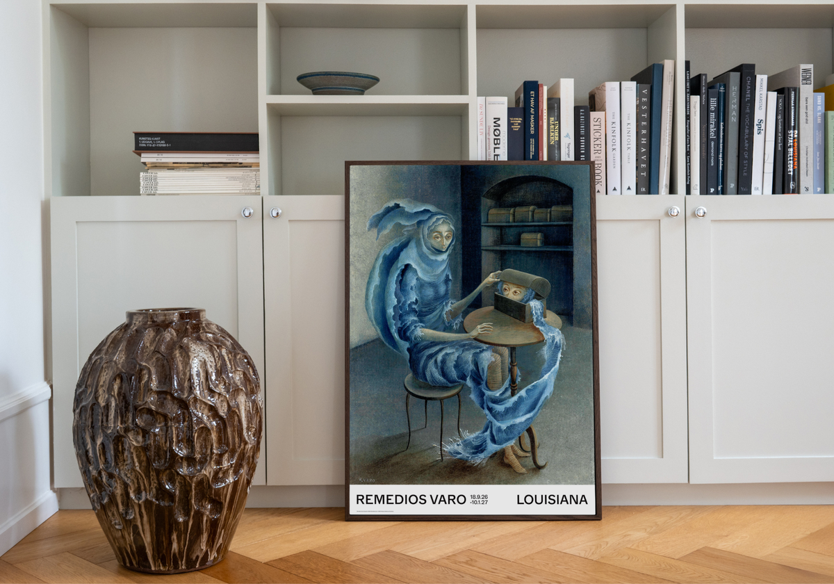 Kunstplakat i egetræsramme med Remedios Varos værk Encuentro, 1959, udgivet i forbindelse med en udstilling på Louisiana Museum of Modern Art, 2026.