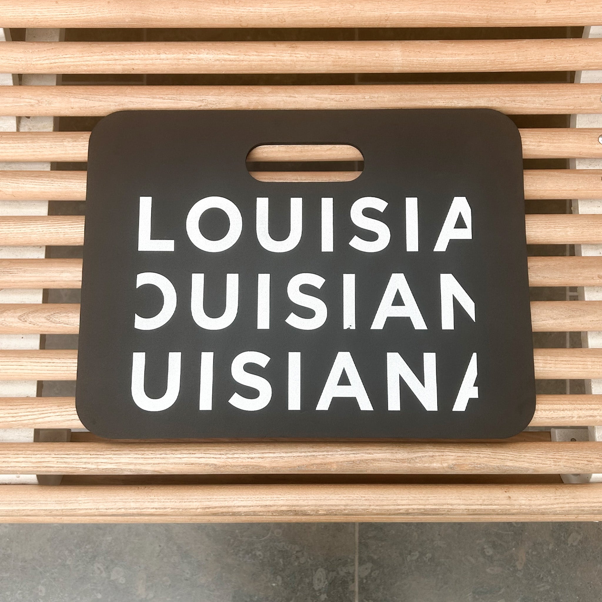 Siddeunderlag i skum med Louisiana Logo. Louisiana Museum of Modern Art