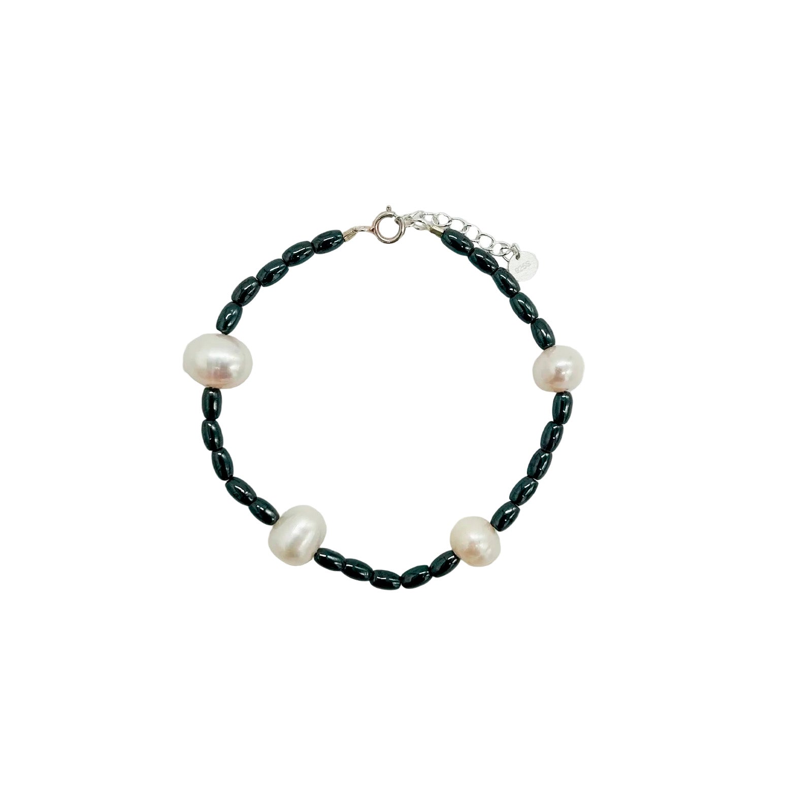 Armbånd med blank sorte ædelsten og fire lidt stører cremefarvet naturperler jævnt fordelt. Unik. Lås i sterling sølv