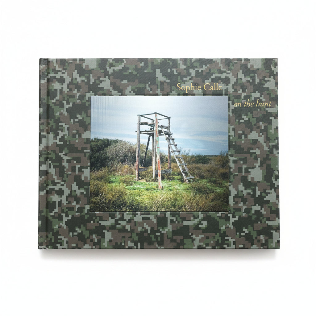 Forside af on the hunt af den franske kunstner Sophie Calle - et værk der kortlægger de egenskaber, mænd gennem tiden har søgt hos kvinder, og kvinder hos mænd. Udgivet af Atelier EXB.