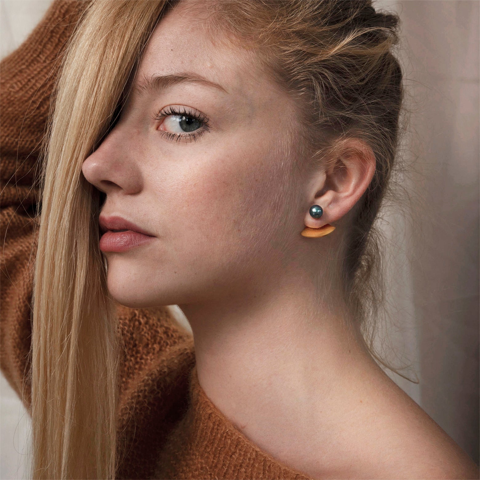 Quarter circle earring with pearl