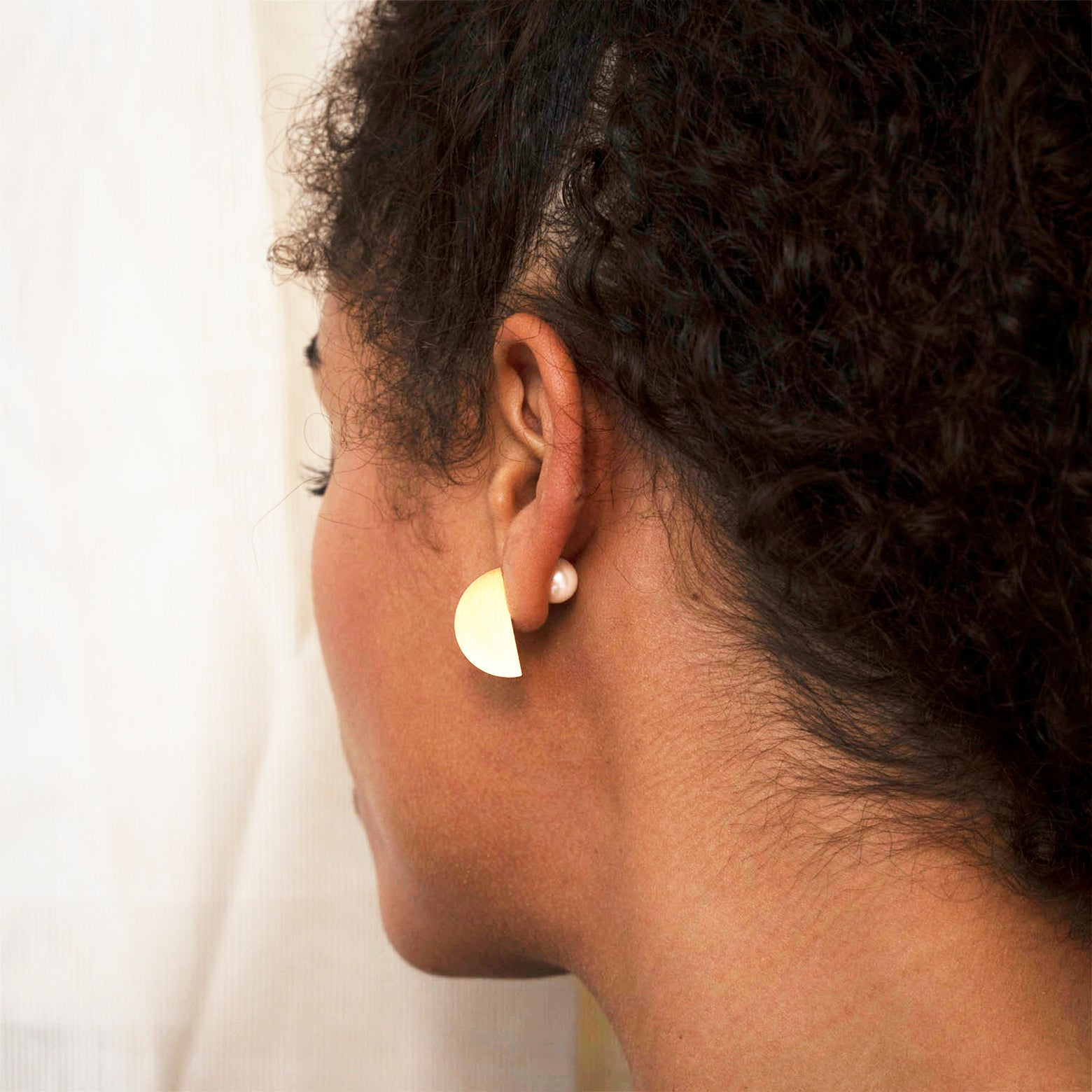 Half circle earring gold with pearl