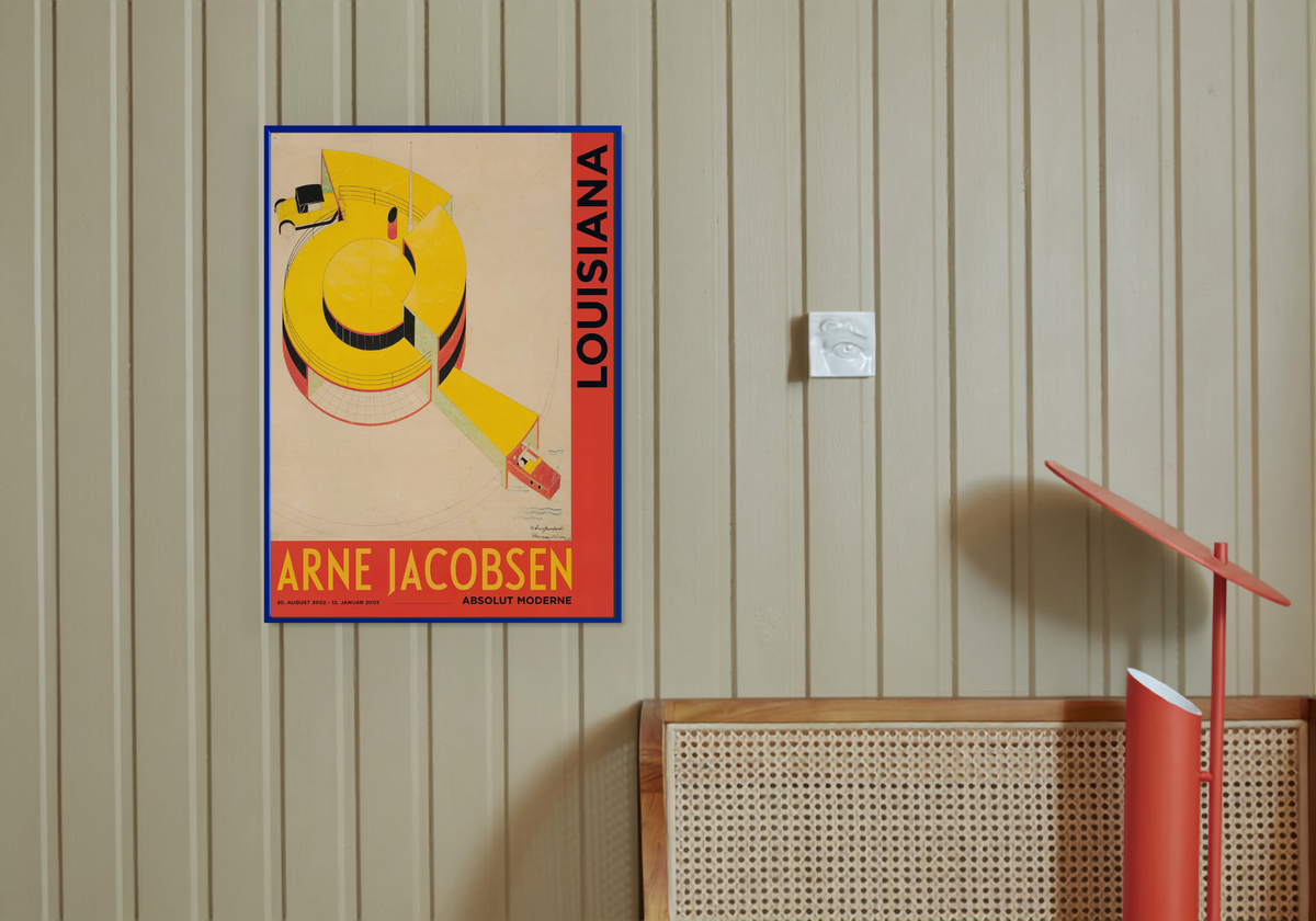 A2 ramme i egetræ i blå farve hængende i et hjem med Louisiana plakat