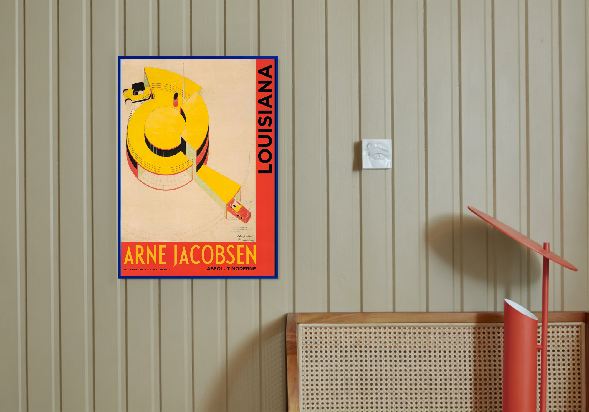 A2 ramme i egetræ i blå farve hængende i et hjem med Louisiana plakat