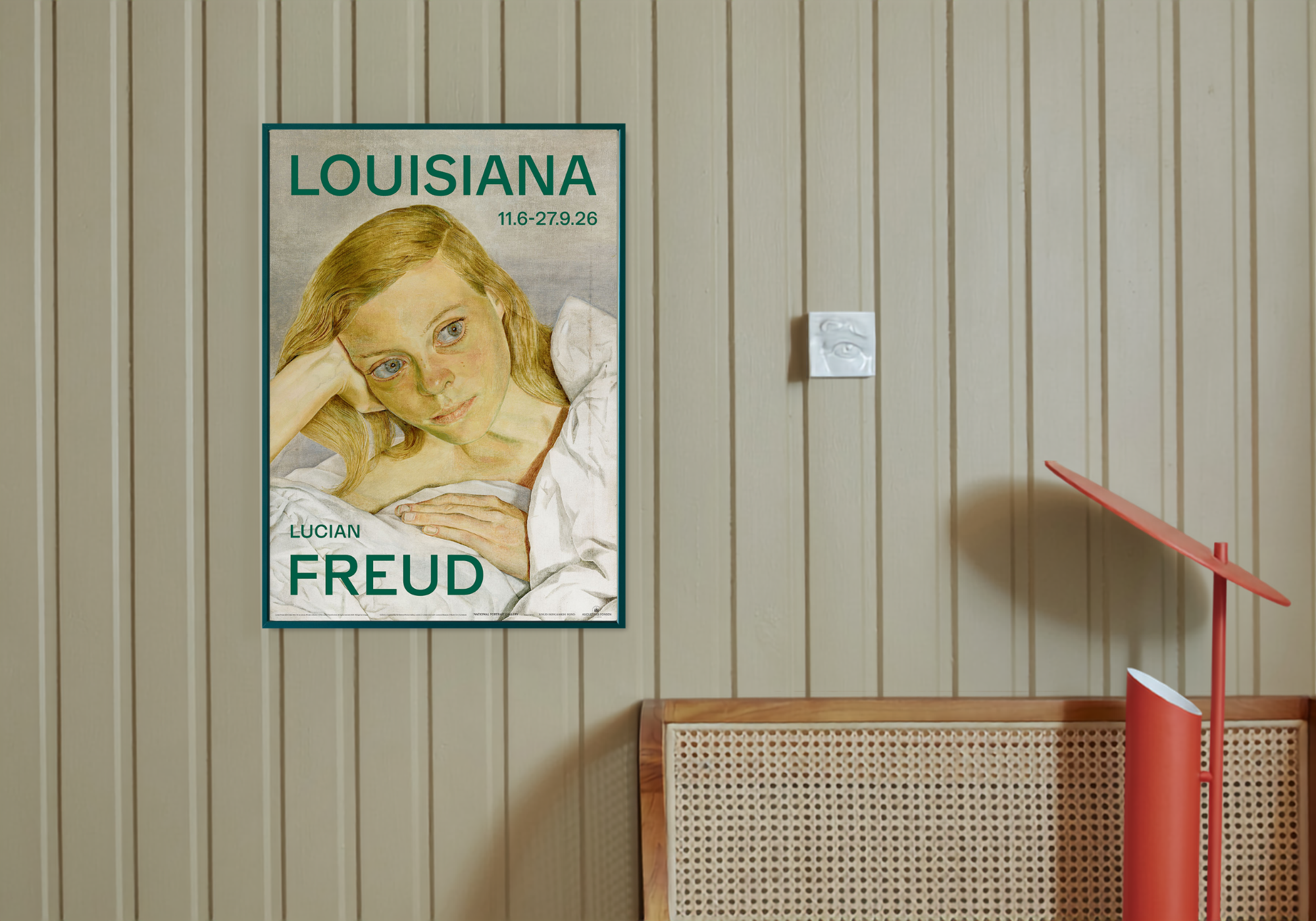 A2 ramme i egetræ i farven grøn hængende i et hjem med en Louisiana plakat