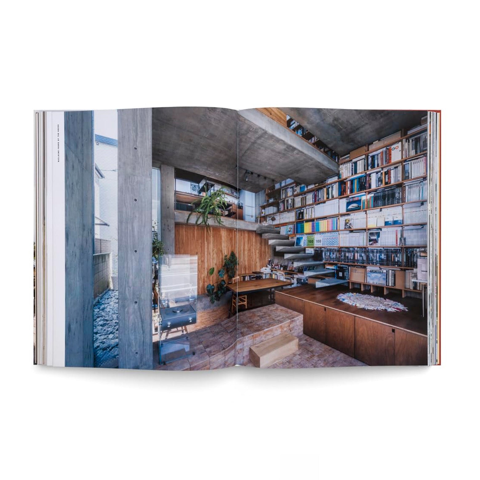 Opslået bog med billeder af A House in Japan - Arkitekturbog om det japanske enfamiliehus. Udgivet af Gestalten.