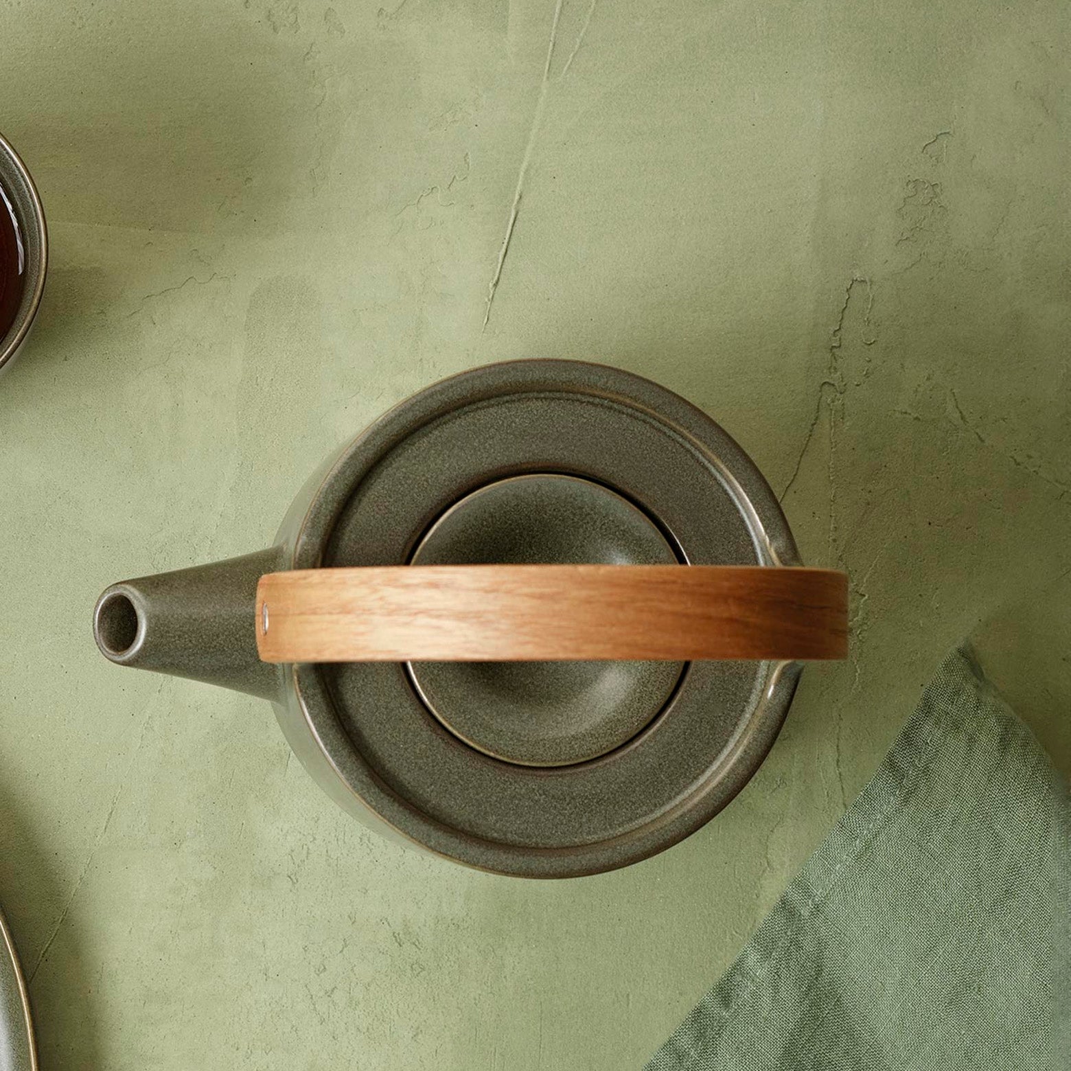 Teapot with wooden handle — 0.6 l.