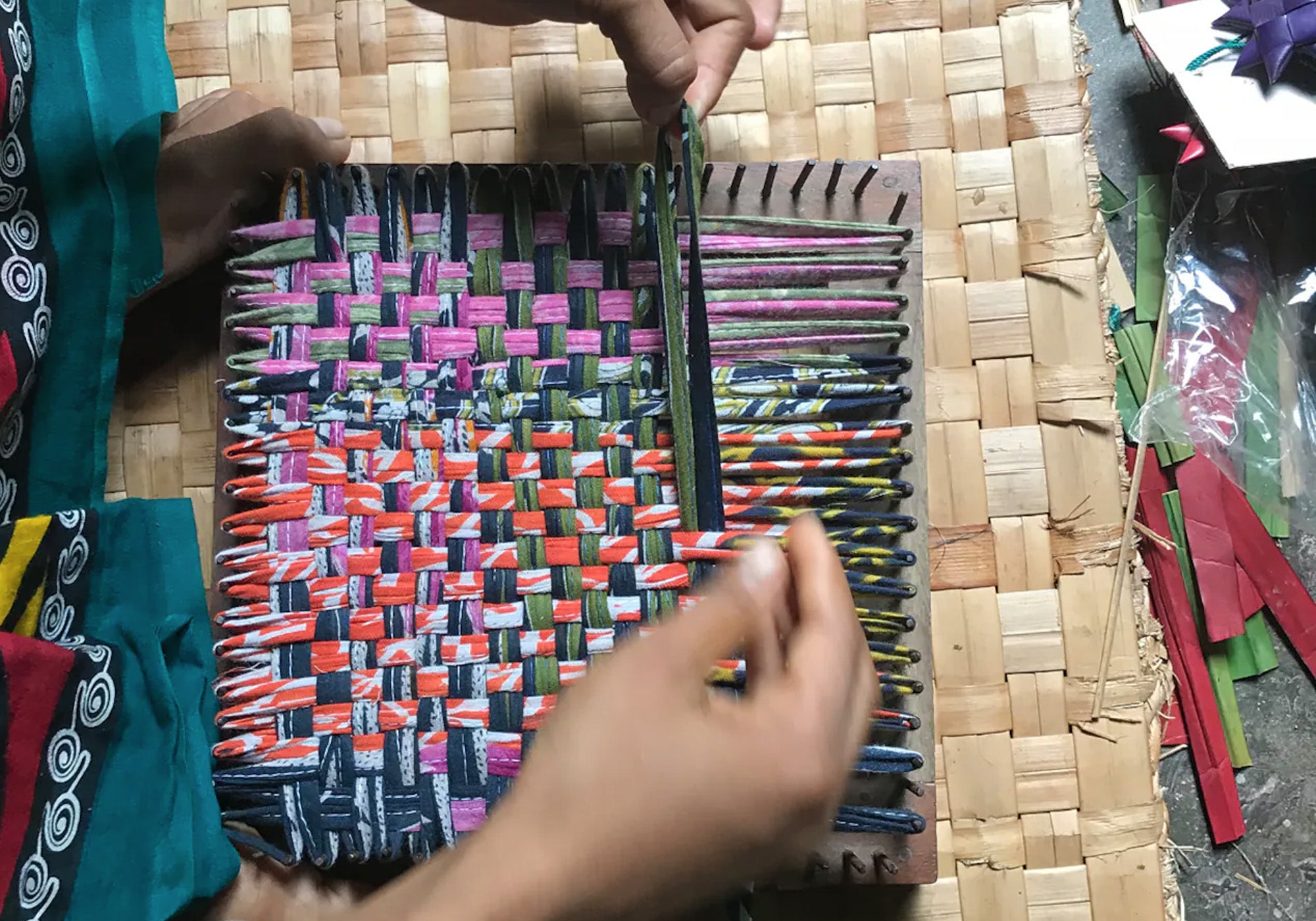 Håndvævet grydelap af genanvendte sari-stoffer i produktion i Bangladesh. A World of Craft. 