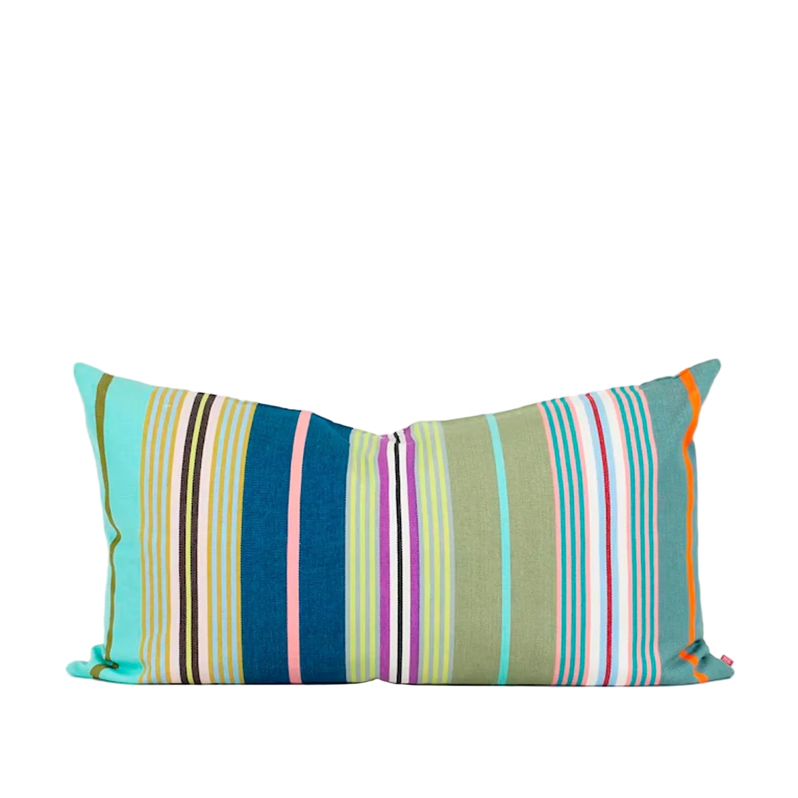 Stribet pude med stribet mønster fra A World of Craft. 50 x 90 cm.
