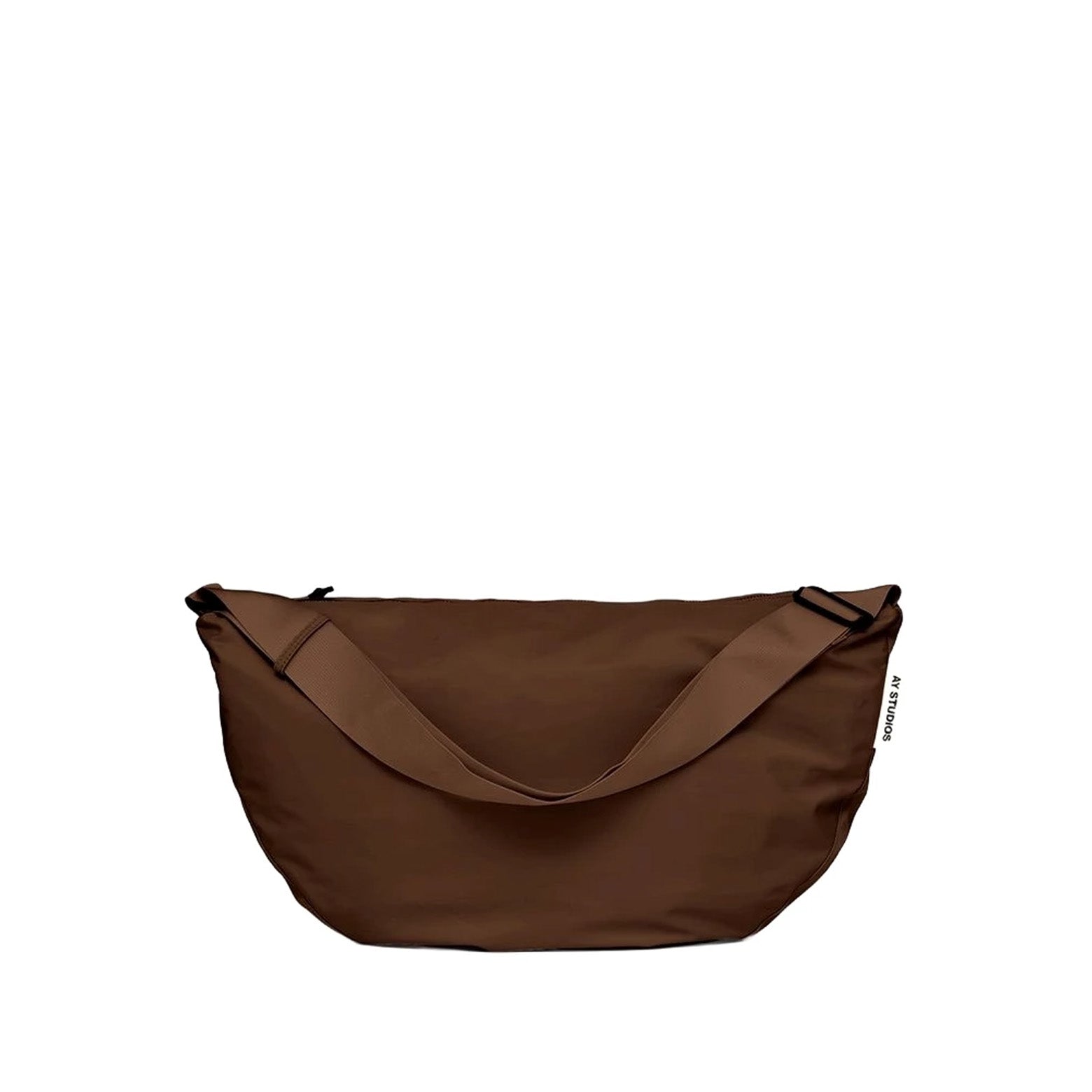 Mørke brun skuldertaske 'Messenger' med crossbody rem. Blank, genanvendt nylon. Ay Studios