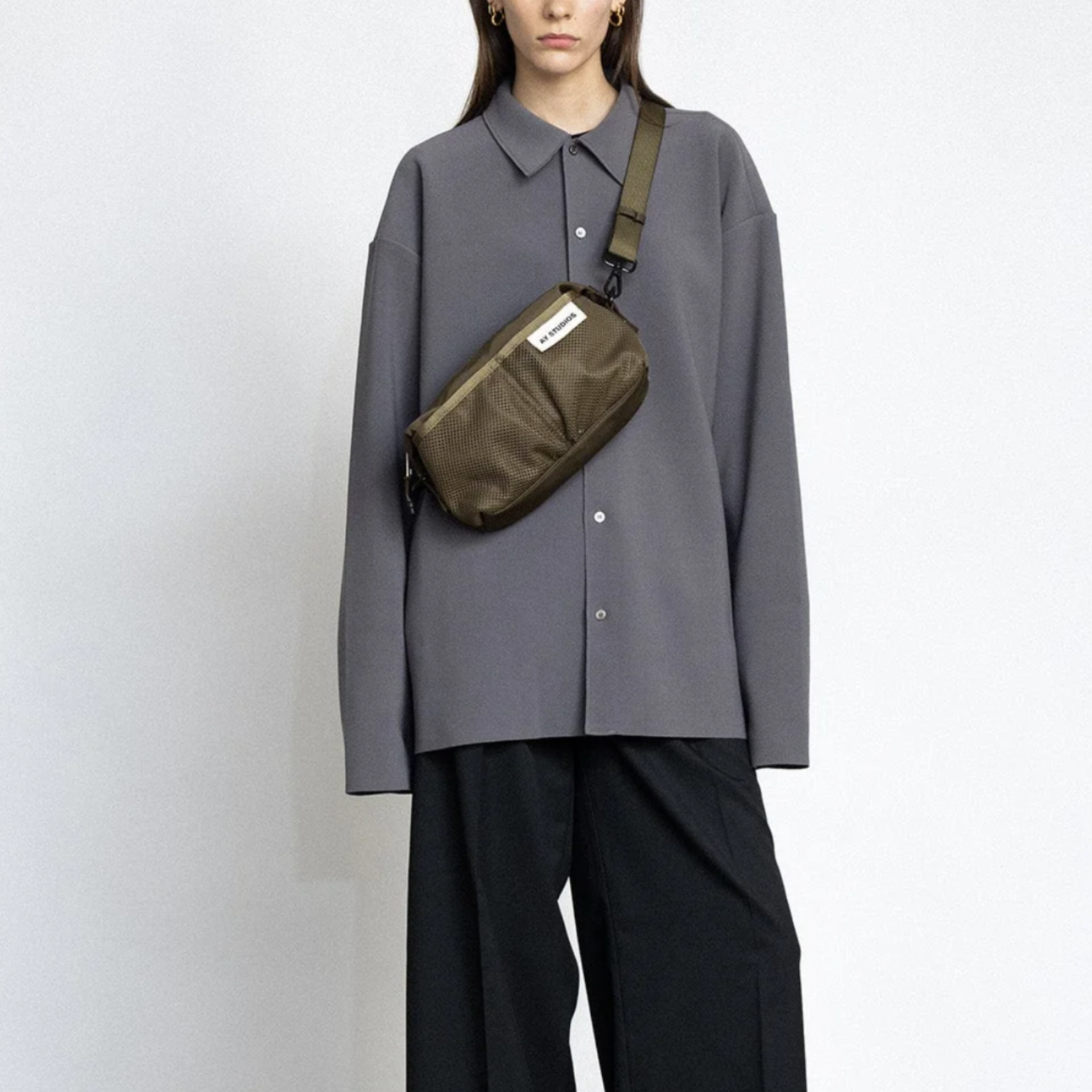 Ay Studio slingbag i farven army green