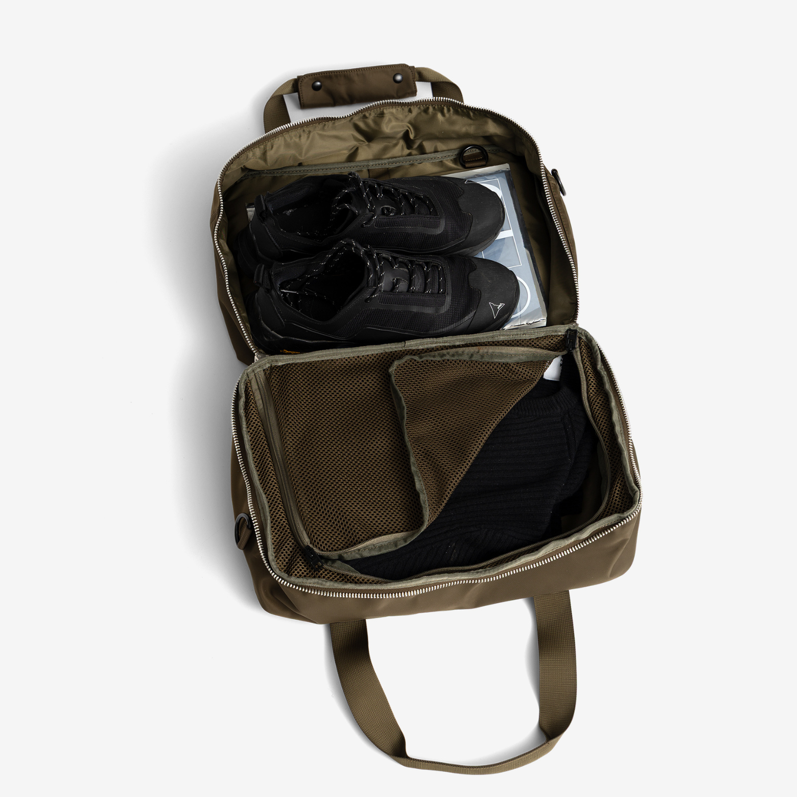 Weekend bags fra Ay Studio 18L åbens som en kuffert. Kan købes hos Louisiana Butik