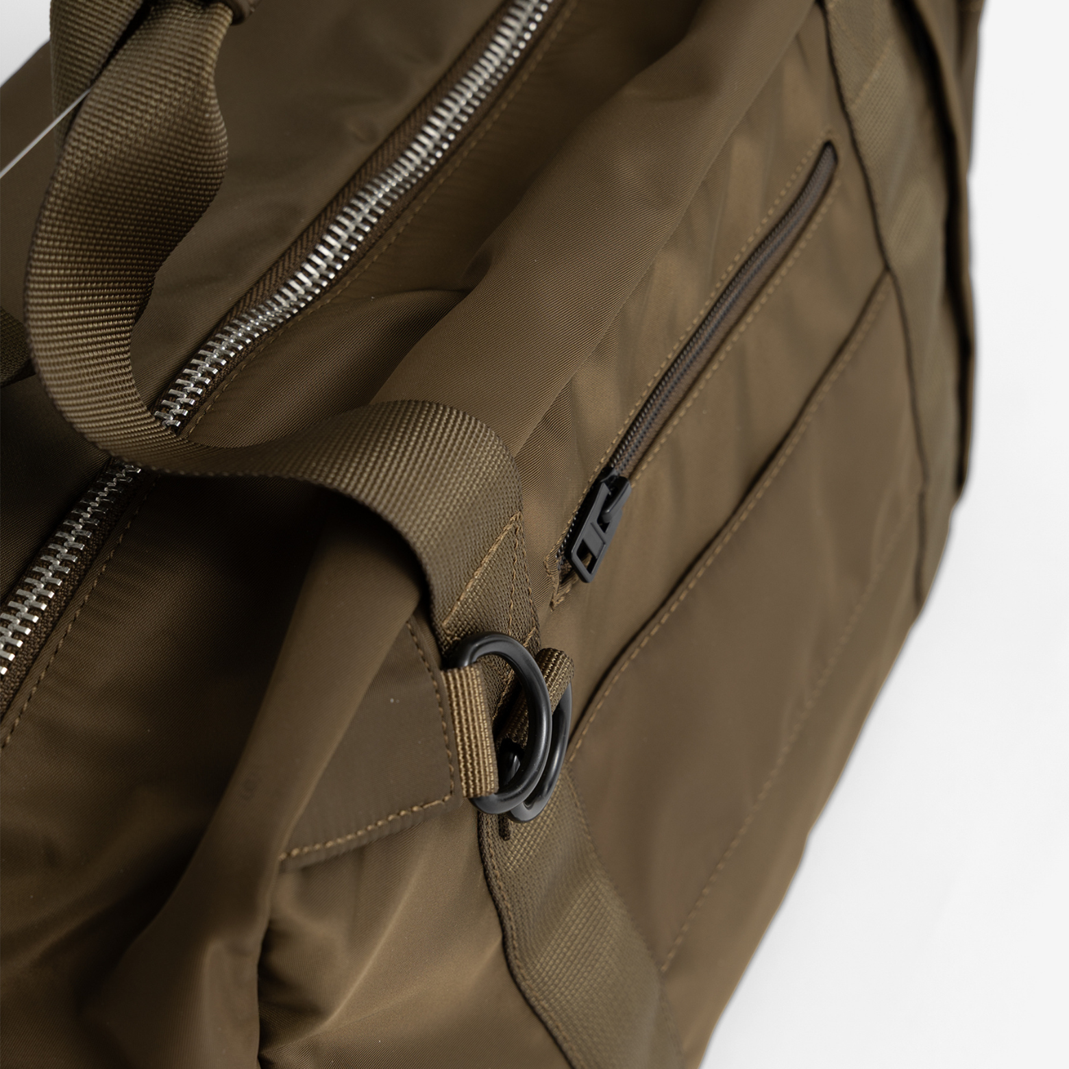 Weekend bags fra Ay Studio i army green. Kan købes hos Louisiana Butik