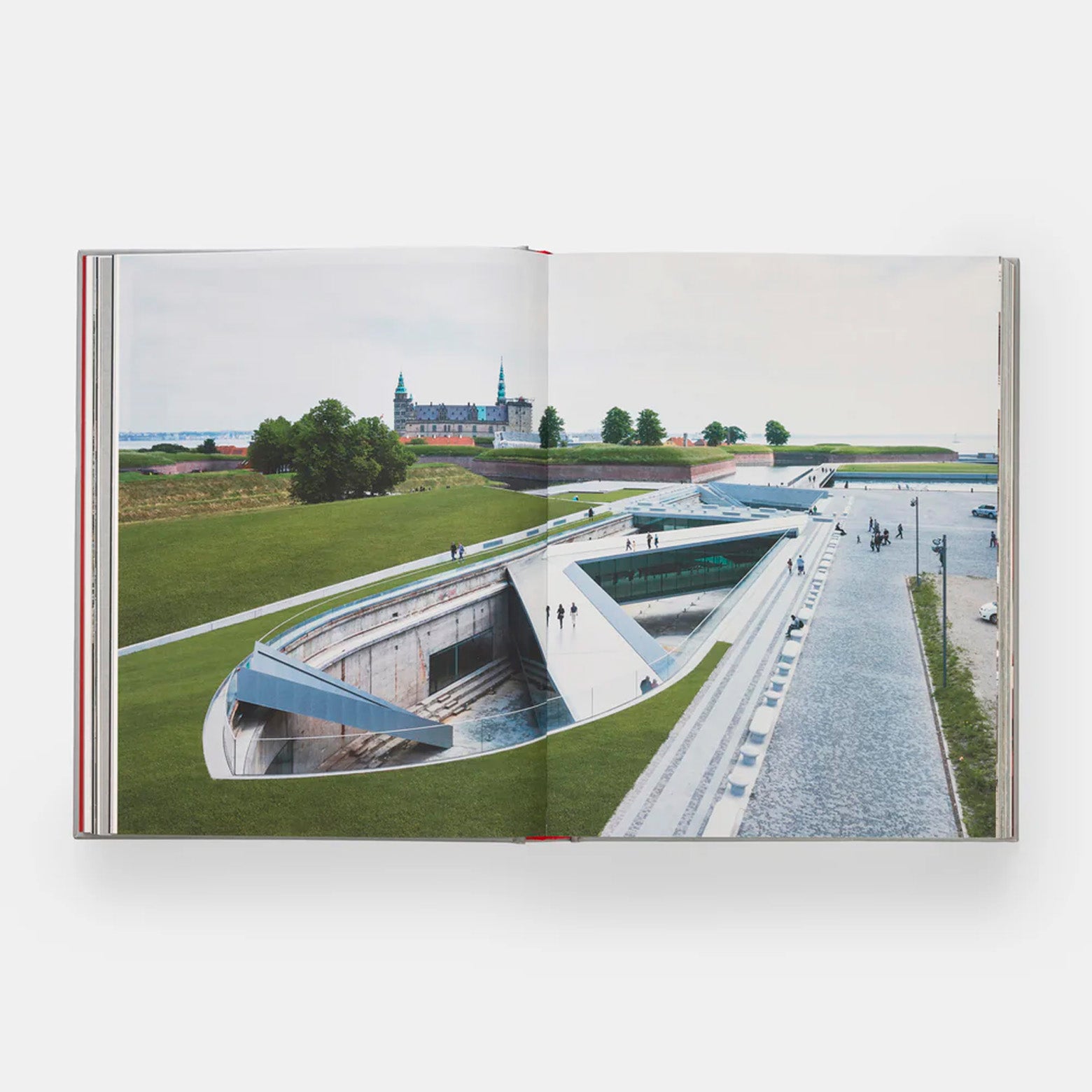 Opslået bog med billeder fra Big Atlas - den første omfattende monografi om BIG – Bjarke Ingels Group. Udgivet af Phaidon.