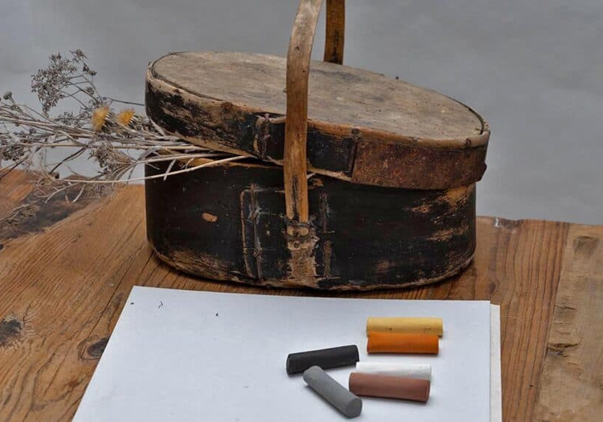 Tørpastelkridt i forskellige farver stylet på bord fra Chalk Copenhagen 