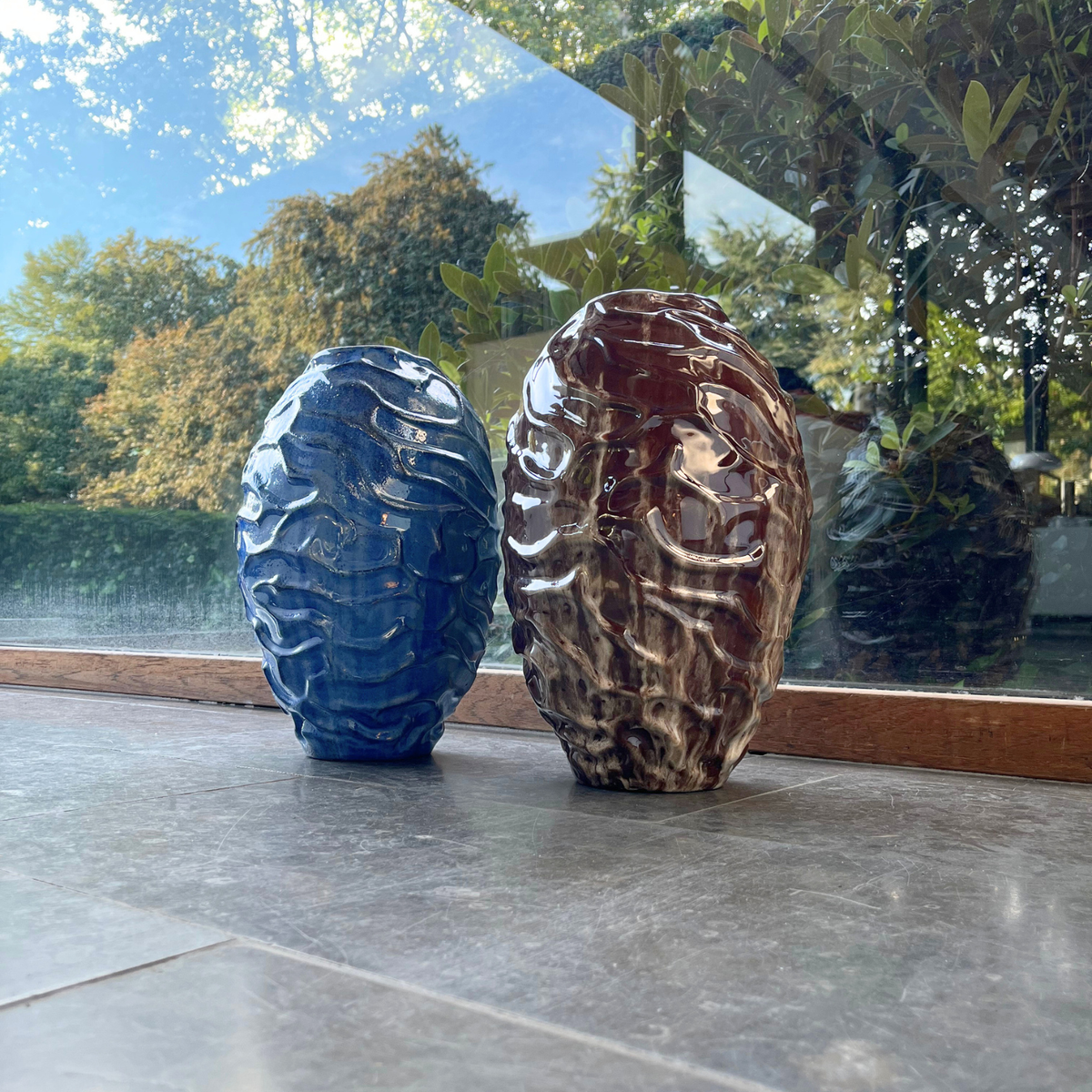 Vase, Wave, fra den danske keramiker Christian Bruun i farven vlå og brun på Louisiana Museum of Modern Art