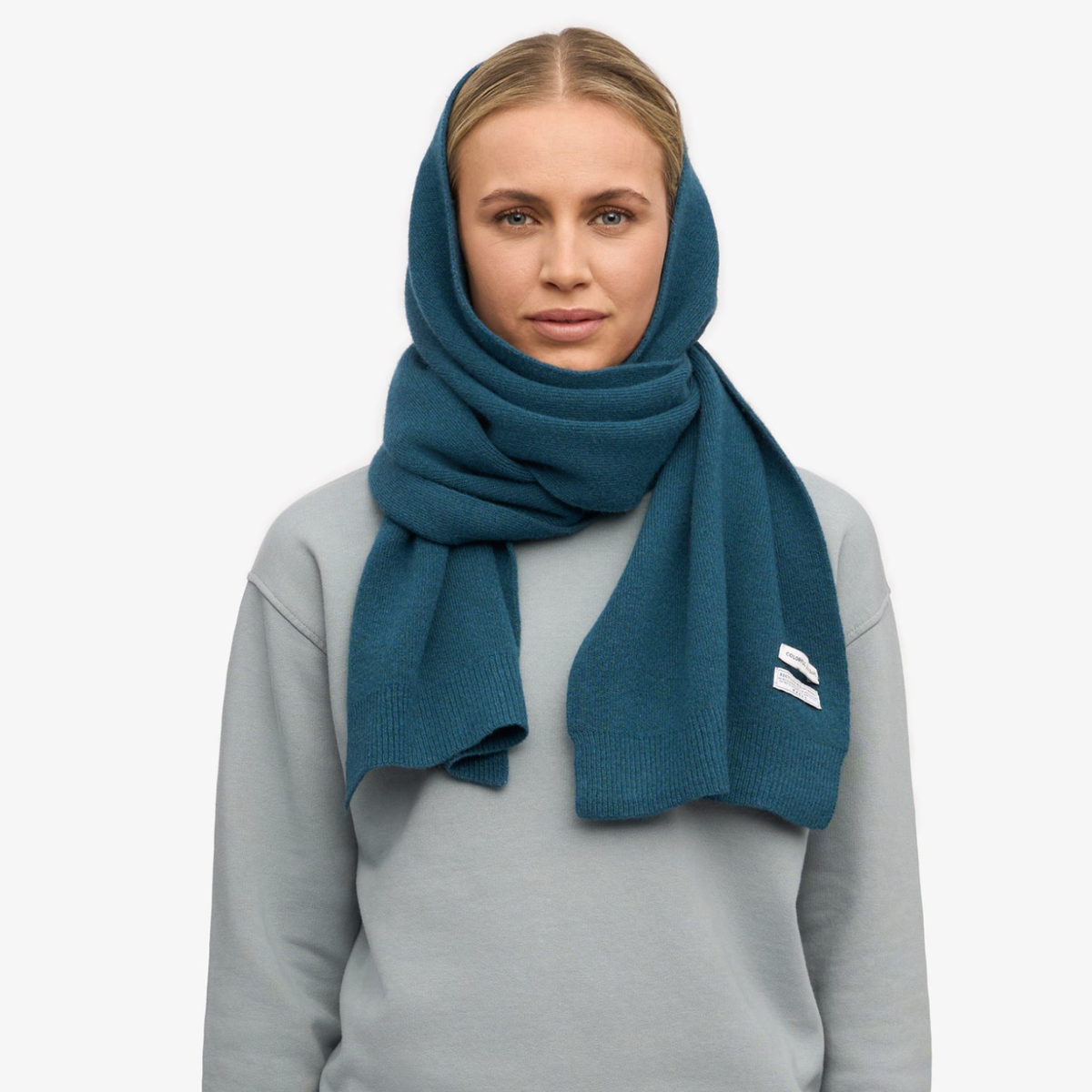 colorful standard tørklæde i  ocean green viklet rundt om hovedet