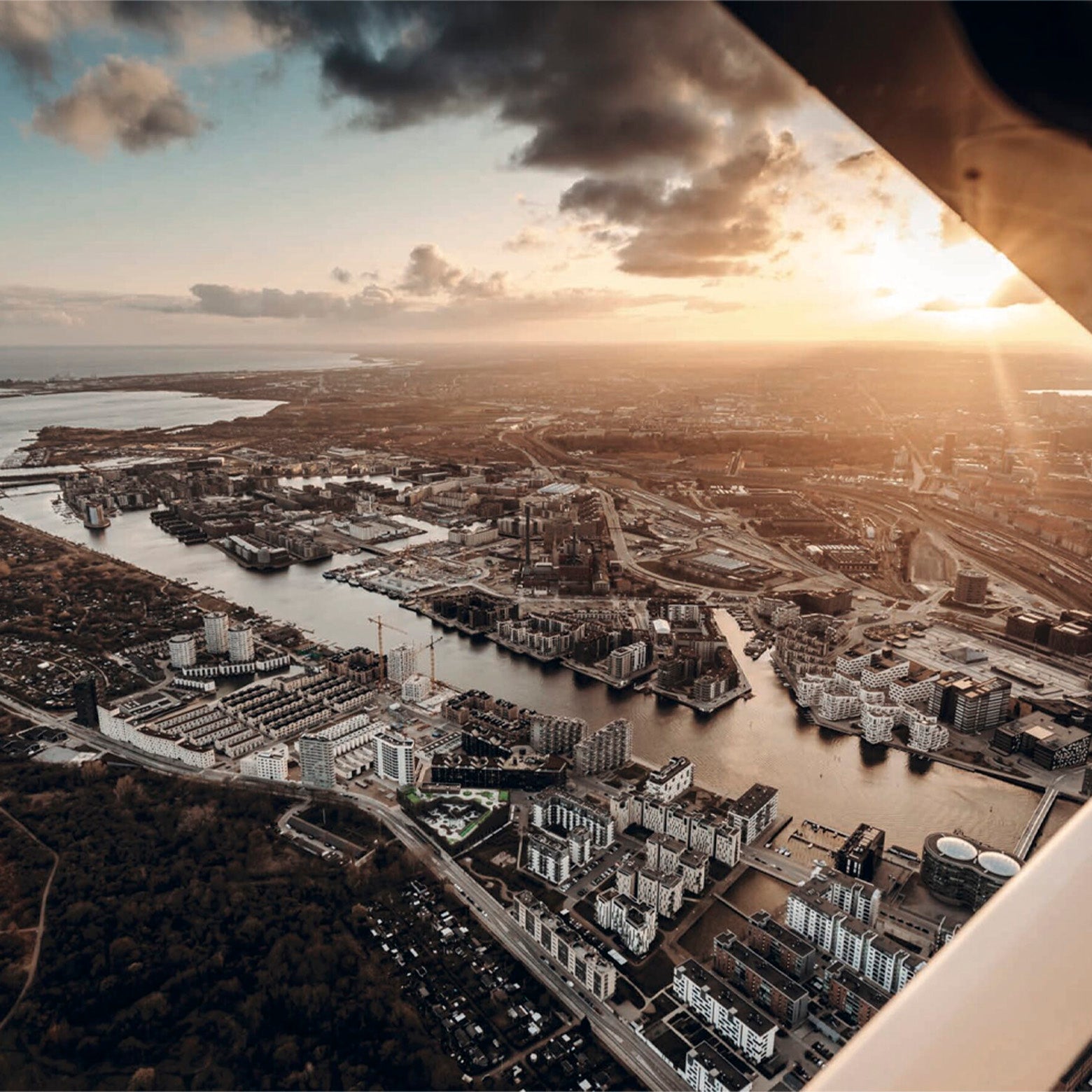 Opslået side af Copenhagen from my plabe - en fotobog med Nicolas Cosedis nøje udvalgte luftfotografier. Udgivet af Strandberg Publishing 