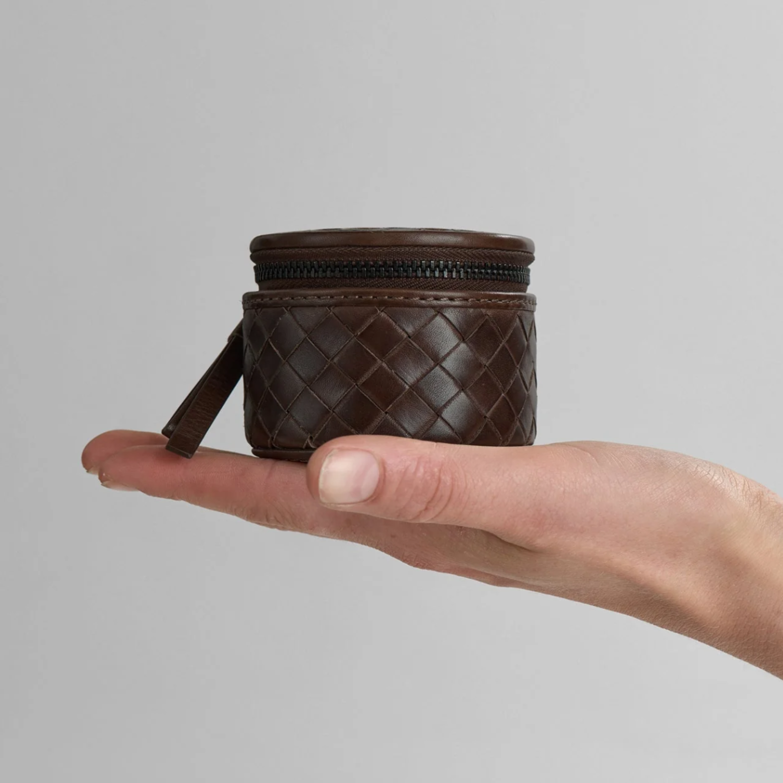 Smykkeskrin Lova small Weave fra Markberg i dark brown