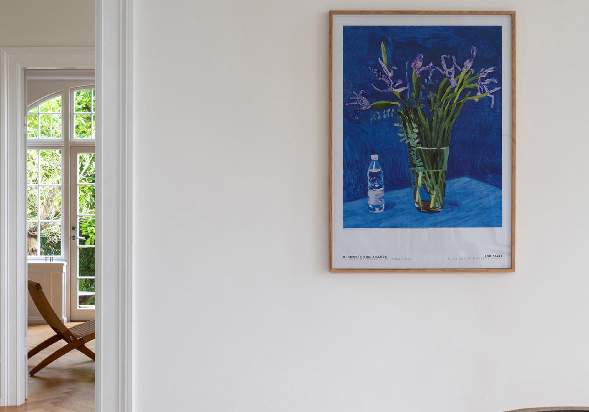 David Hockney – Iris with Evian Bottle (1998) stylet i ramme på væg. Louisiana Museum of Modern Art