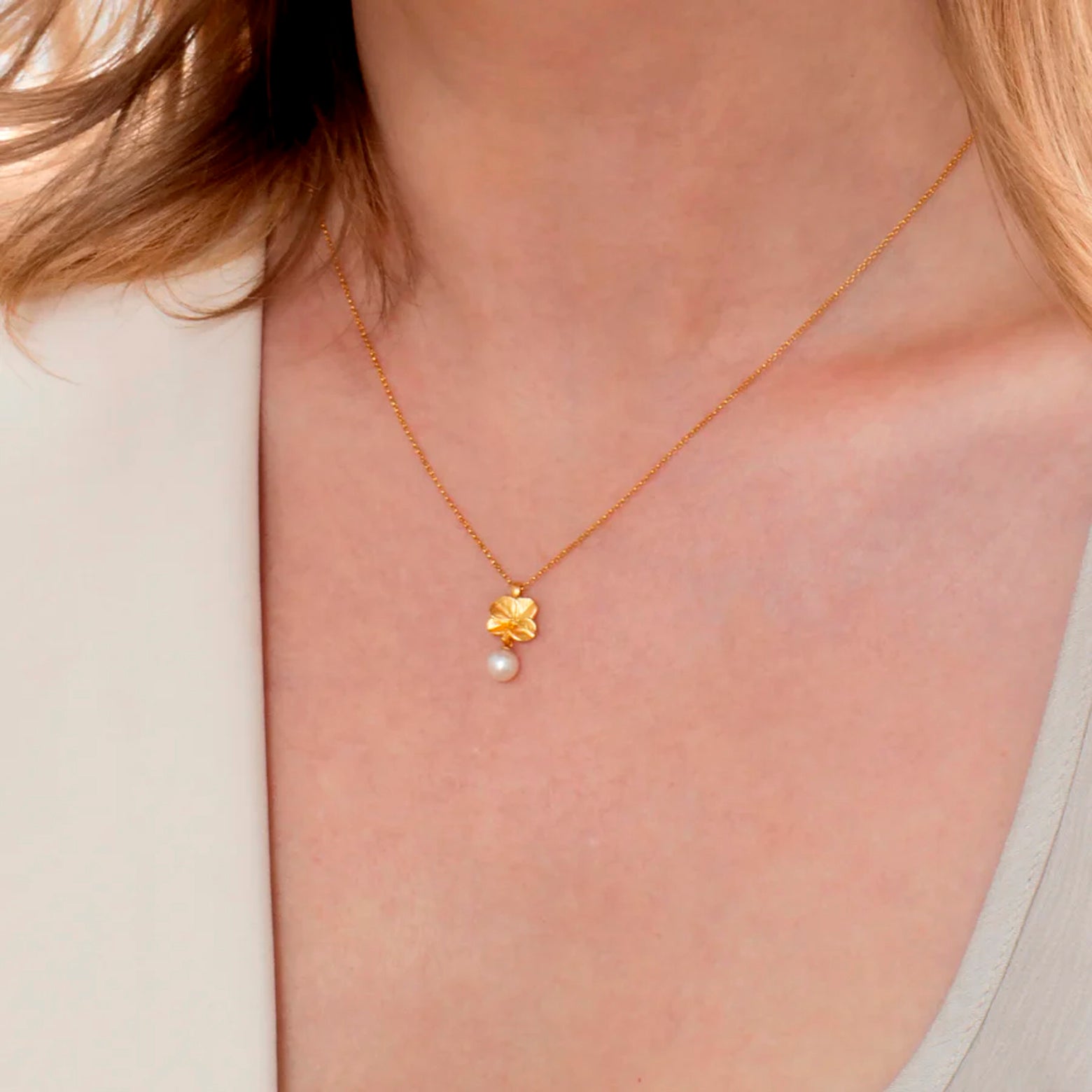 Four-leaf clover pearl pendant – gold plated