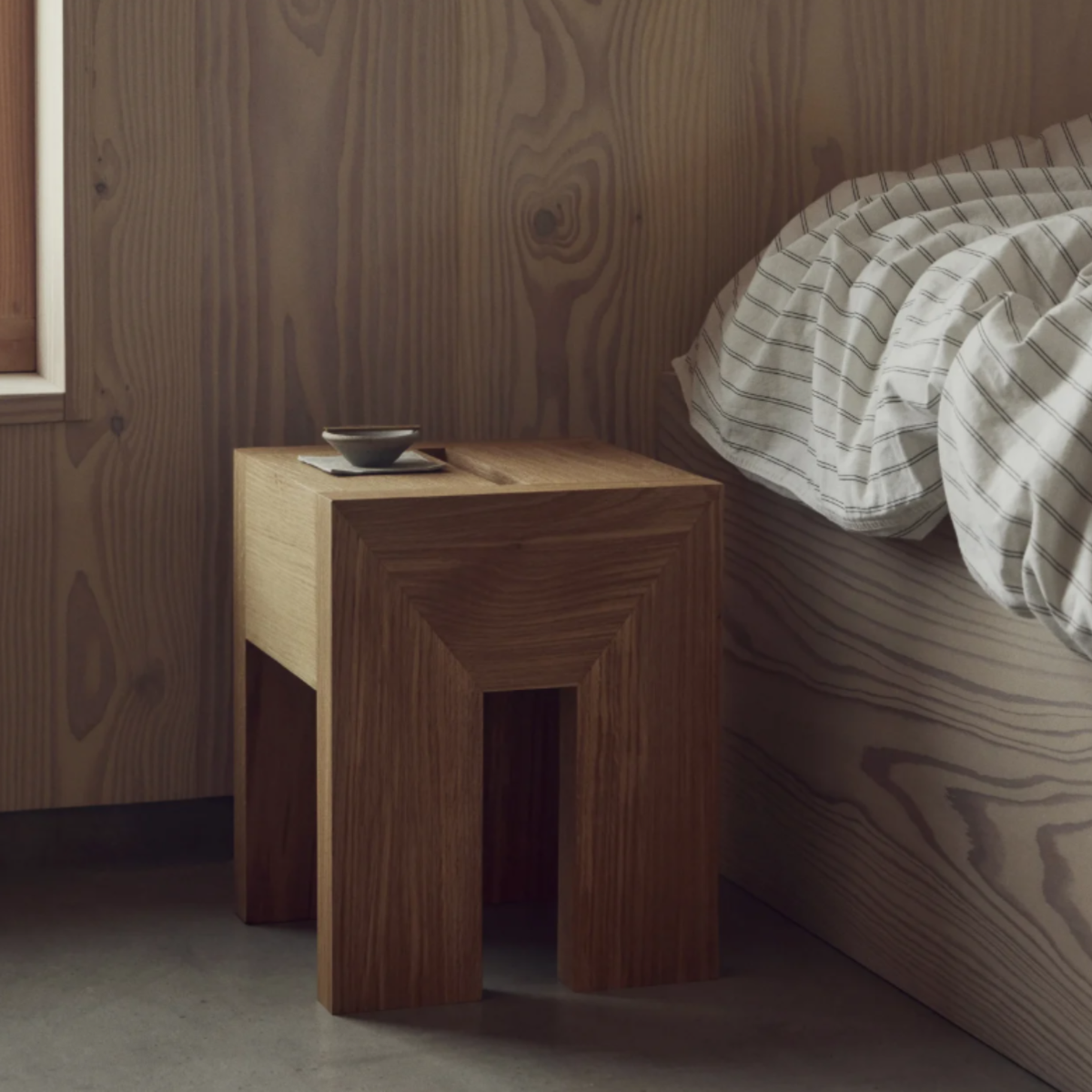 Form & Refine Sidebord Monolith i eg