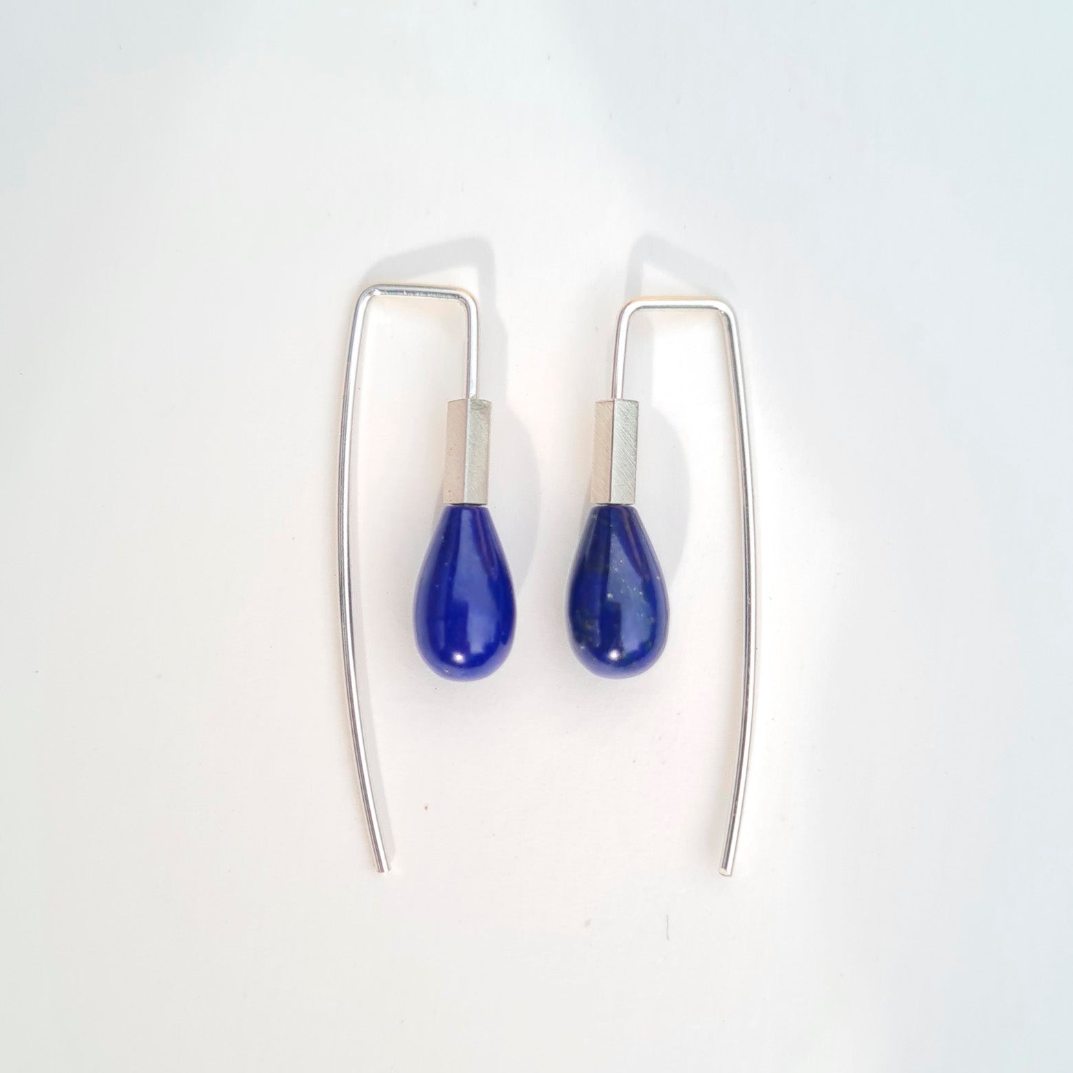 Ørering i sterling sølv med en blå laps lazuli. Frø Jewellery.