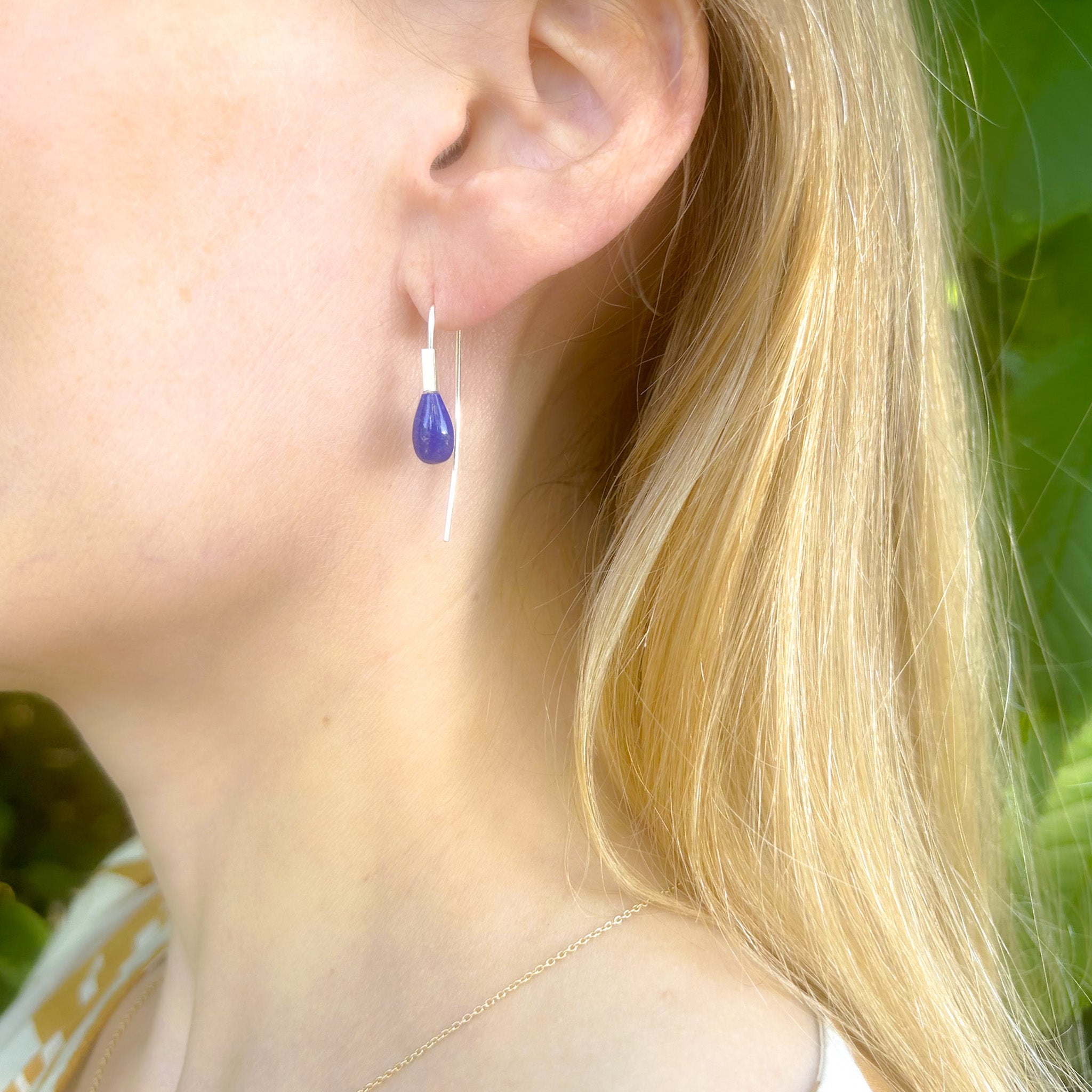 Øreringi sterling sølv med en blå laps lazuli stylet i Louisiana interiør. Frø Jewellery.