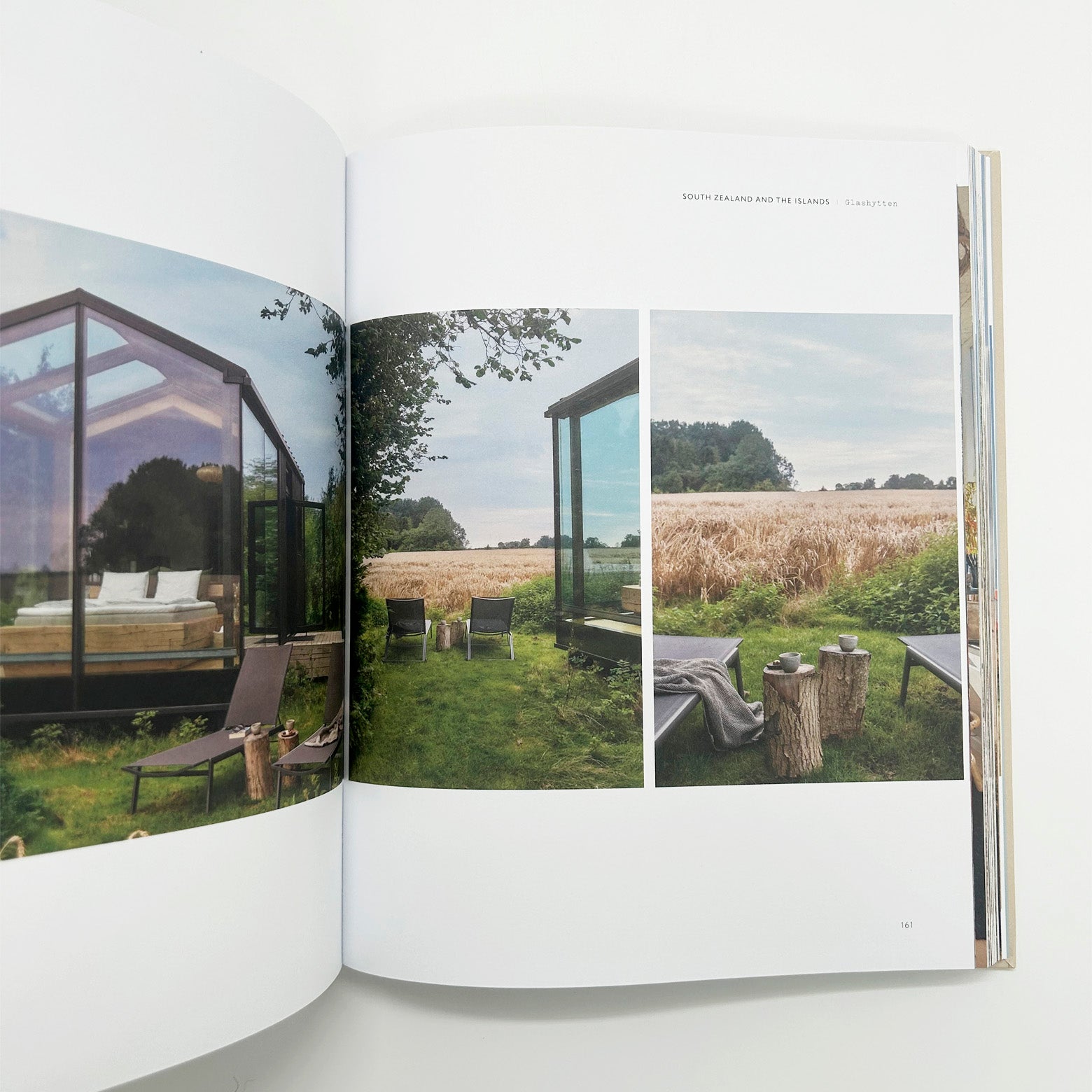 Opslået side i bogen Getaways to slow living - en inspirerende guide til unikke opholdssteder i Danmar. Udgivet af Wolfgang og Wichmann.