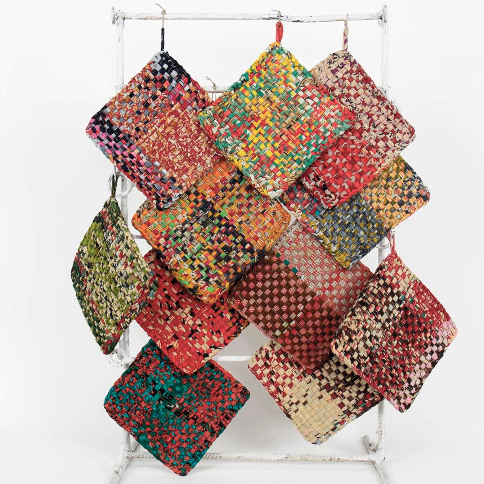 Håndvævet grydelap af genanvendte sari-stoffer fra det svenske designbrand A World of Craft.
