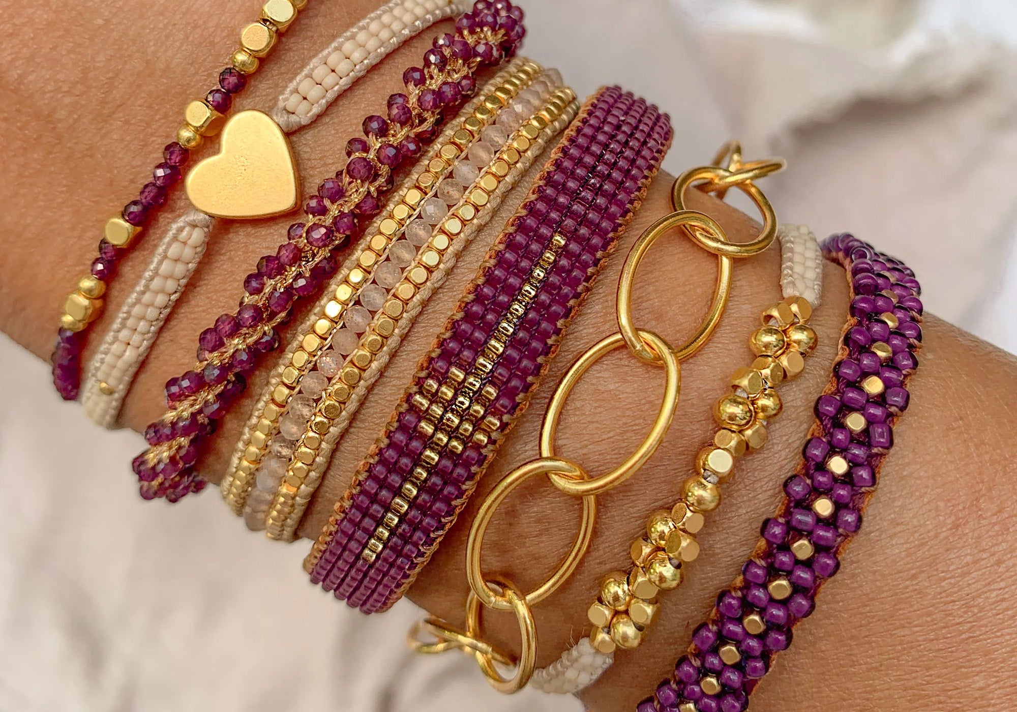 Håndlavet armbånd i forgyldt sølv fra  IBU Jewels stylet på arm. Justerbar størrelse.