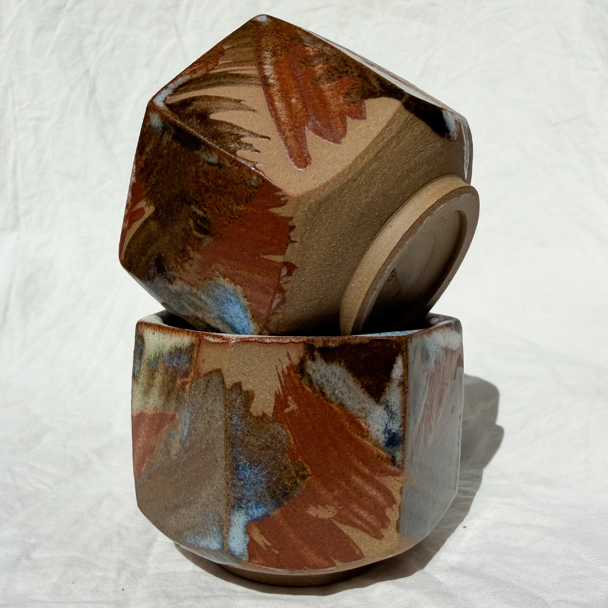 Håndlavet keramikkrus i brun glasur. Kejte. Louisiana Museum of Modern Art. 