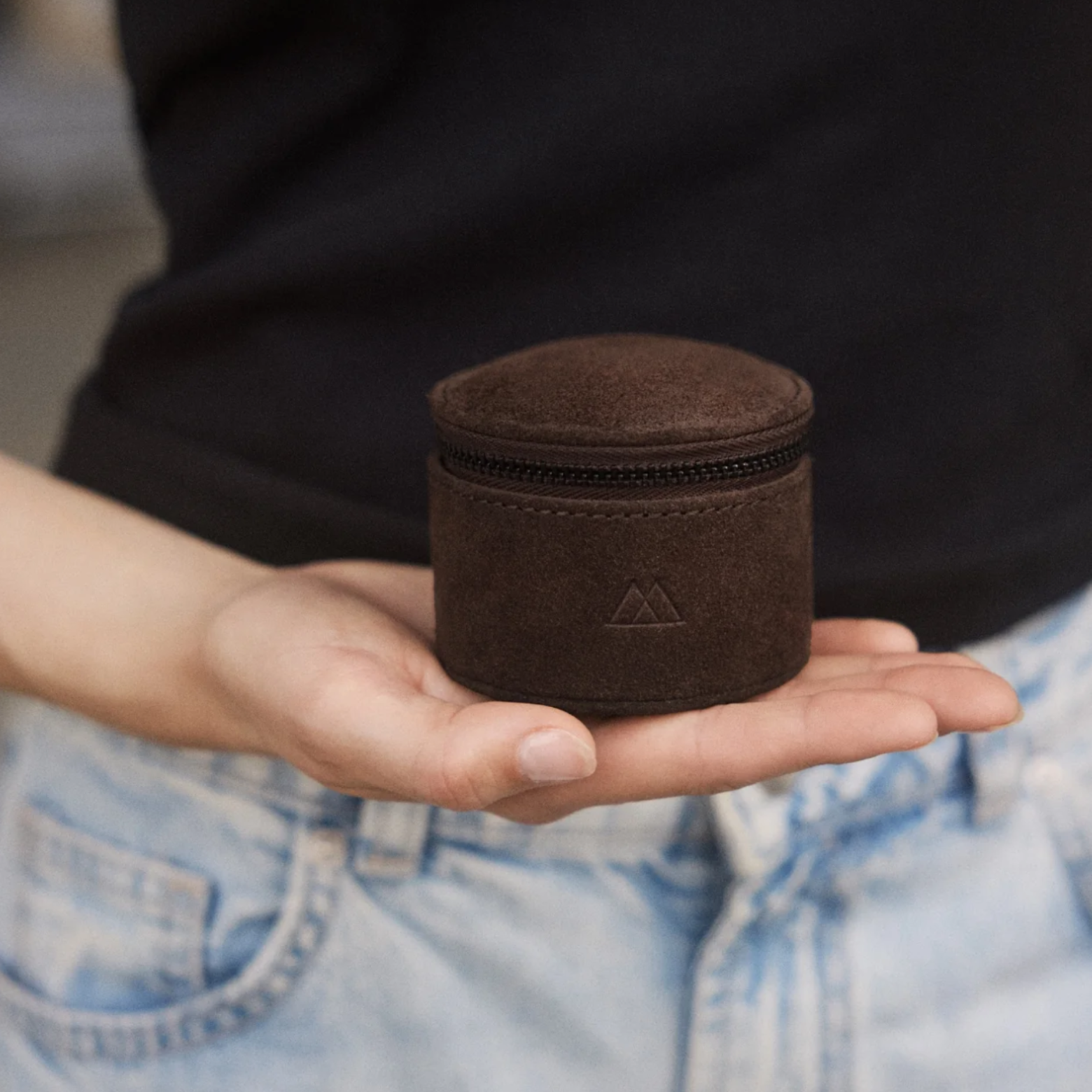 Lova small smykkeskrin i suede/ruskind i dark brown fra Markberg
