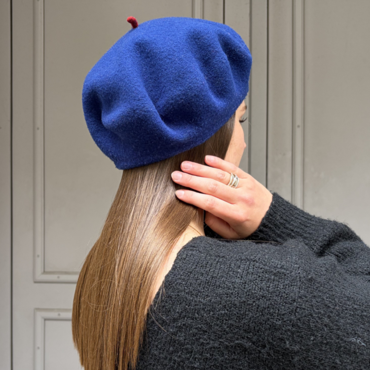 Le beret Alpehue tofarvet blue and red