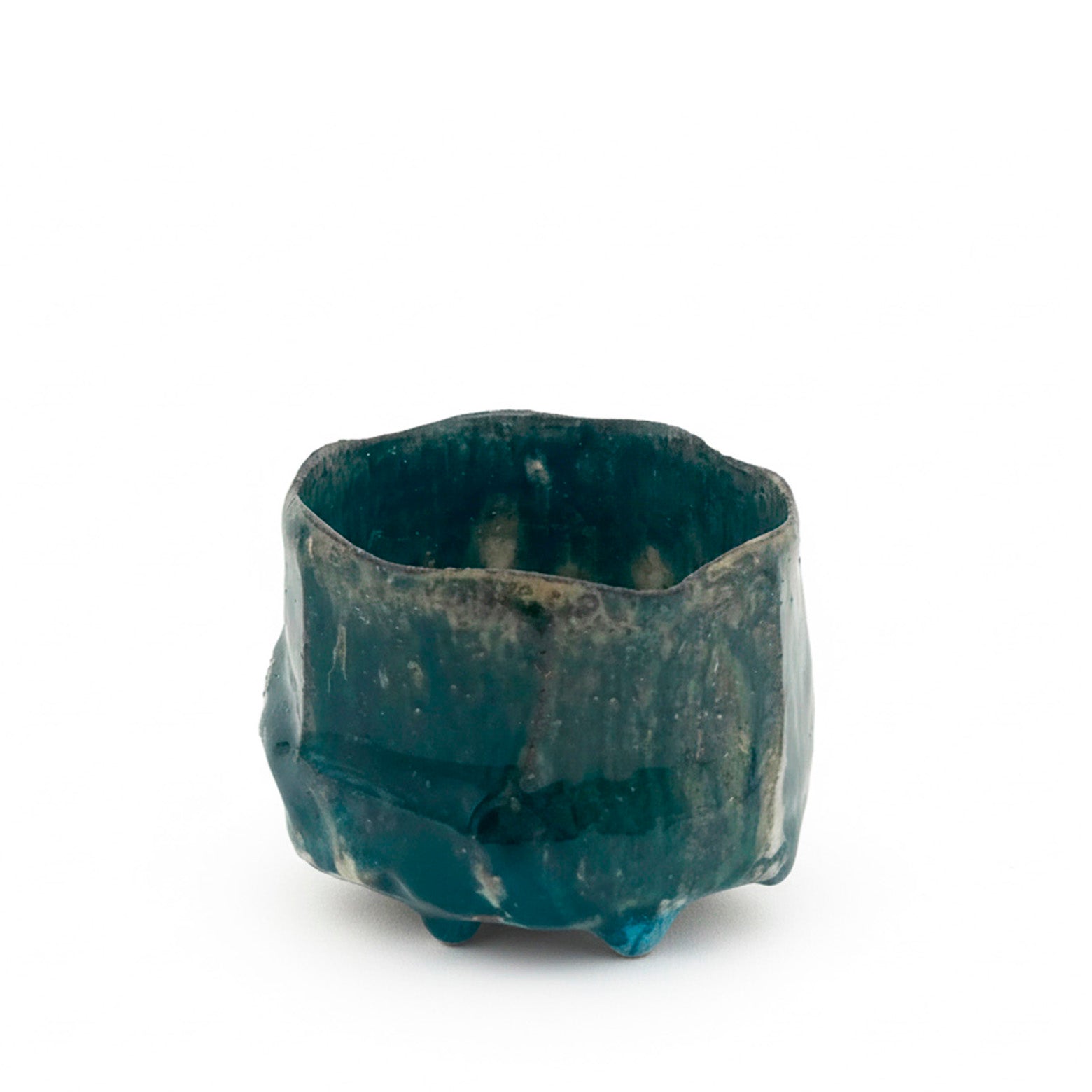 Håndlavet keramikkop i blå glasur. Leirlist. Louisiana Museum of Modern Art.