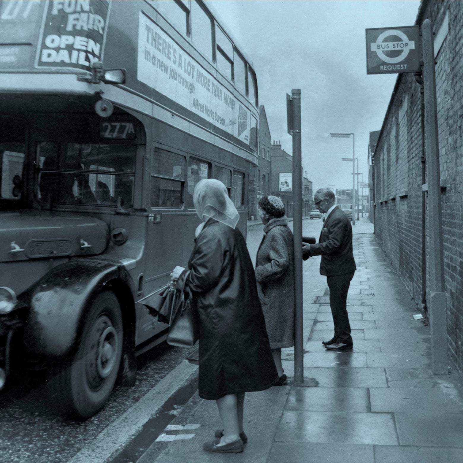 Opslået side i bogen London Calling --  en præsentation af britisk efterkrigsmaleri med præsentation af hovedværker fra kunstnere som Francis Bacon, Lucian Freud, David Hockney og Paula Rego. Udgivet af Waanders